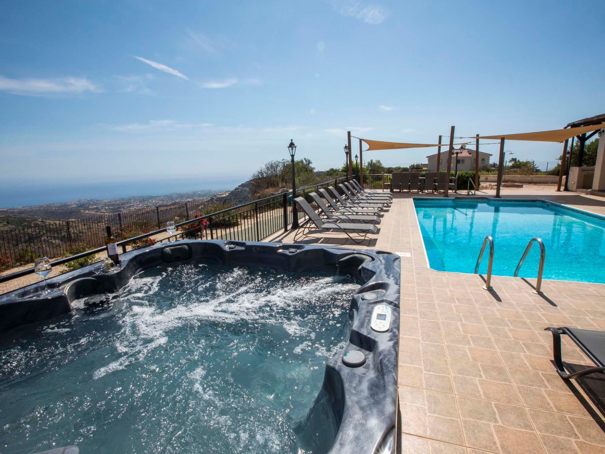 Villa mit Blick auf die Berge und Whirlpool-Binnen