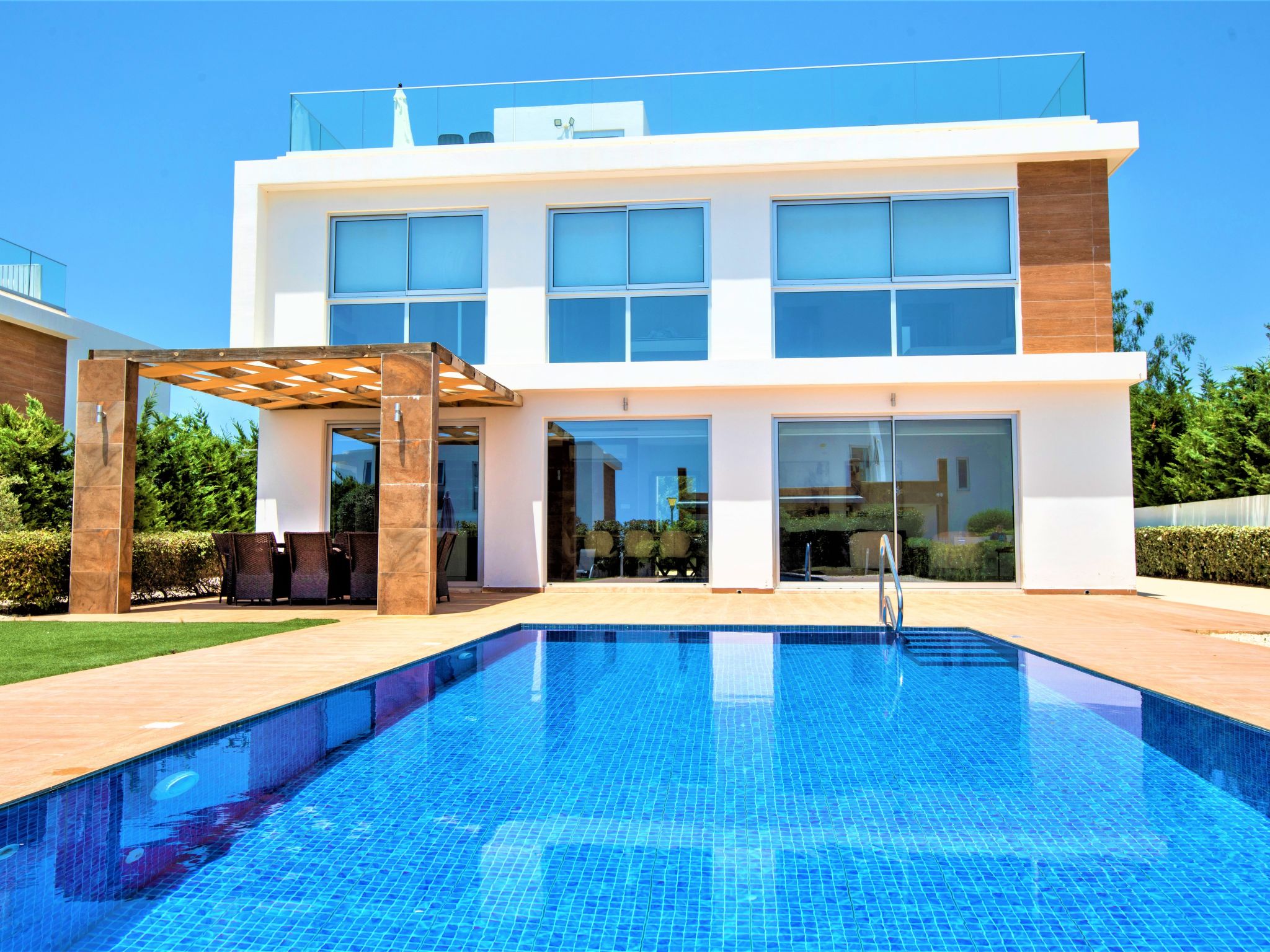 Luxuriöse Villa mit privatem Pool und Whirlpool-Binnen