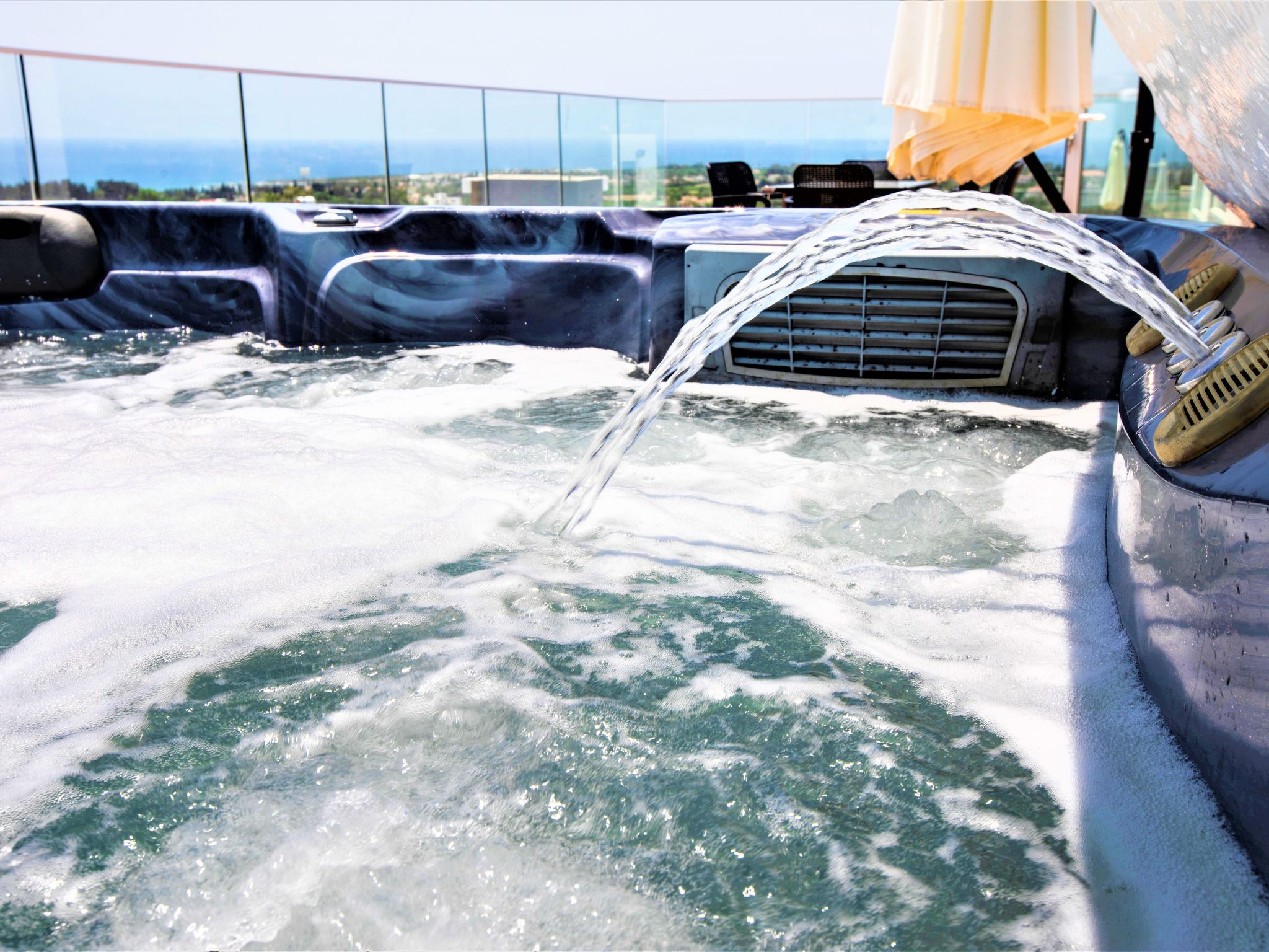 Luxuriöse Villa mit privatem Pool und Whirlpool-Binnen