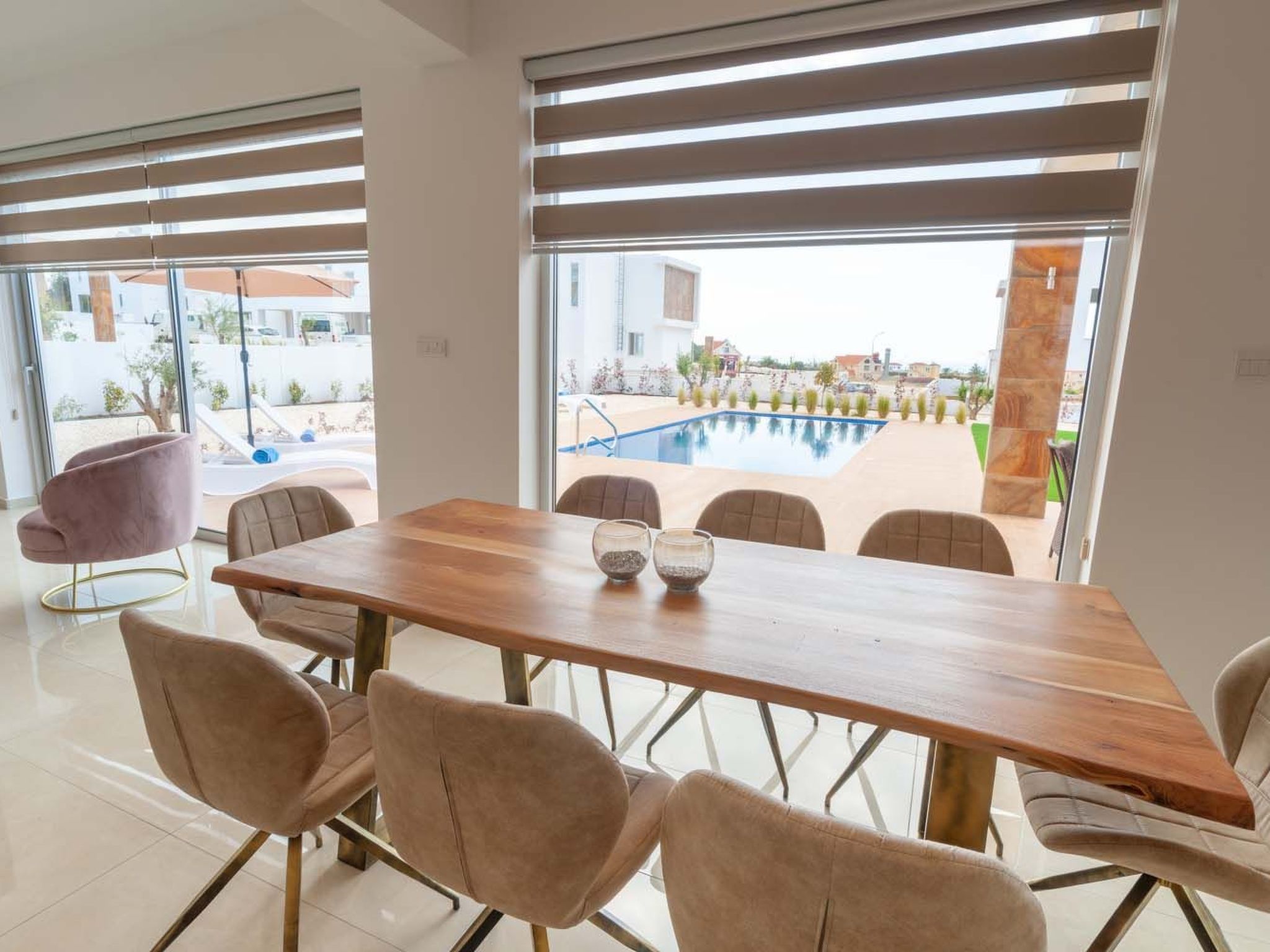 Luxuriöse Villa mit privatem Pool und Whirlpool-Binnen