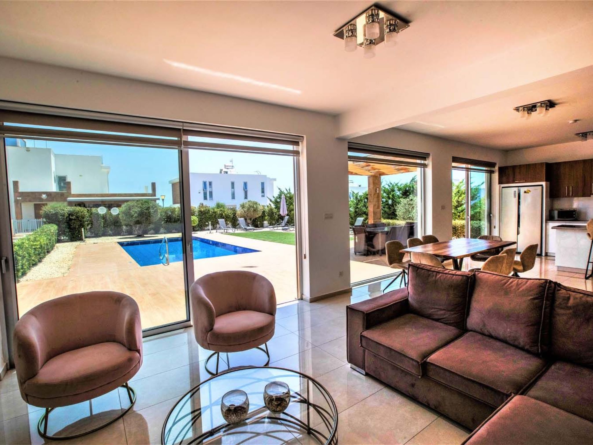 Luxuriöse Villa mit privatem Pool und Whirlpool-Binnen