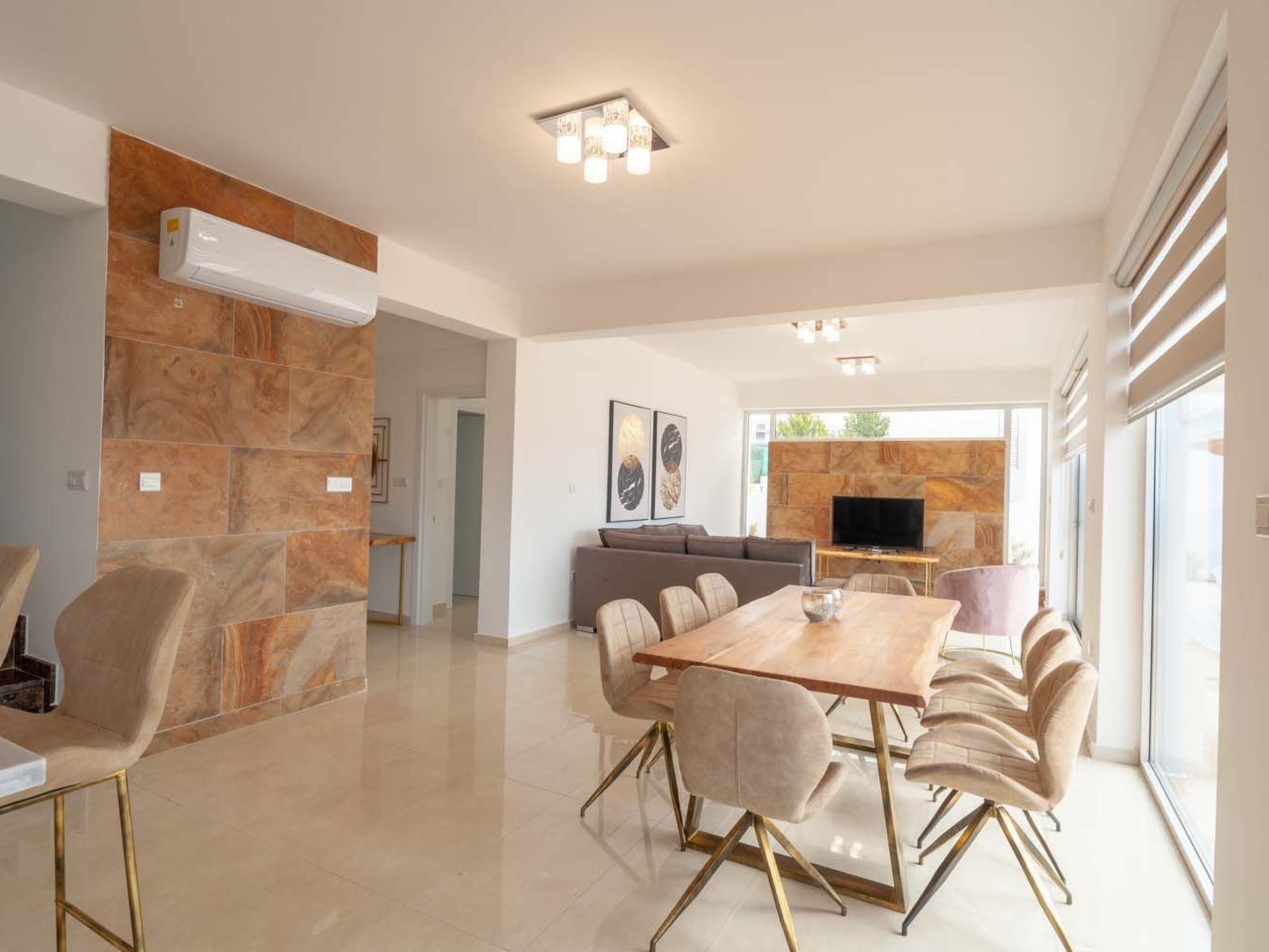 Luxuriöse Villa mit privatem Pool und Whirlpool-Binnen