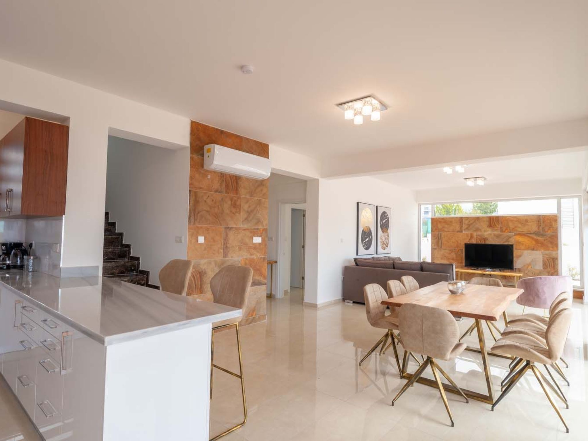 Luxuriöse Villa mit privatem Pool und Whirlpool-Binnen