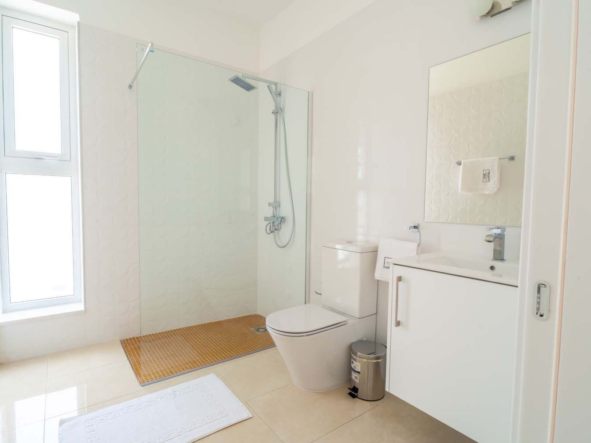 Luxuriöse Villa mit privatem Pool und Whirlpool-Binnen