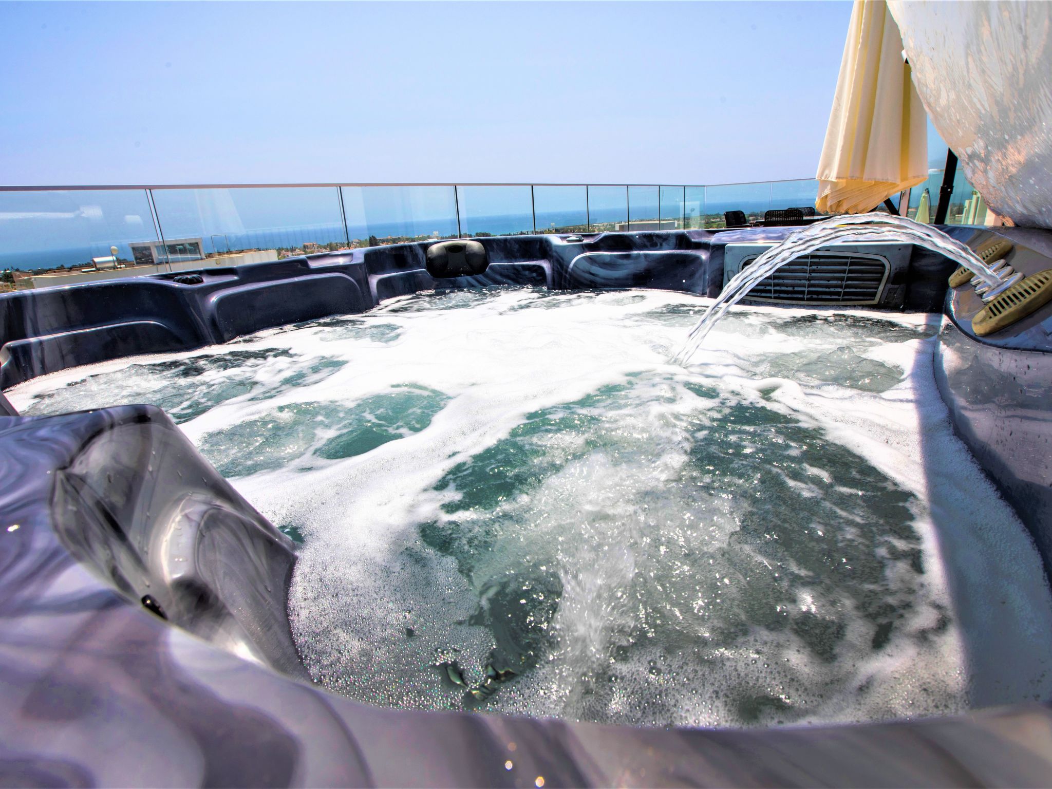 Luxuriöse Villa mit privatem Pool und Whirlpool-Binnen