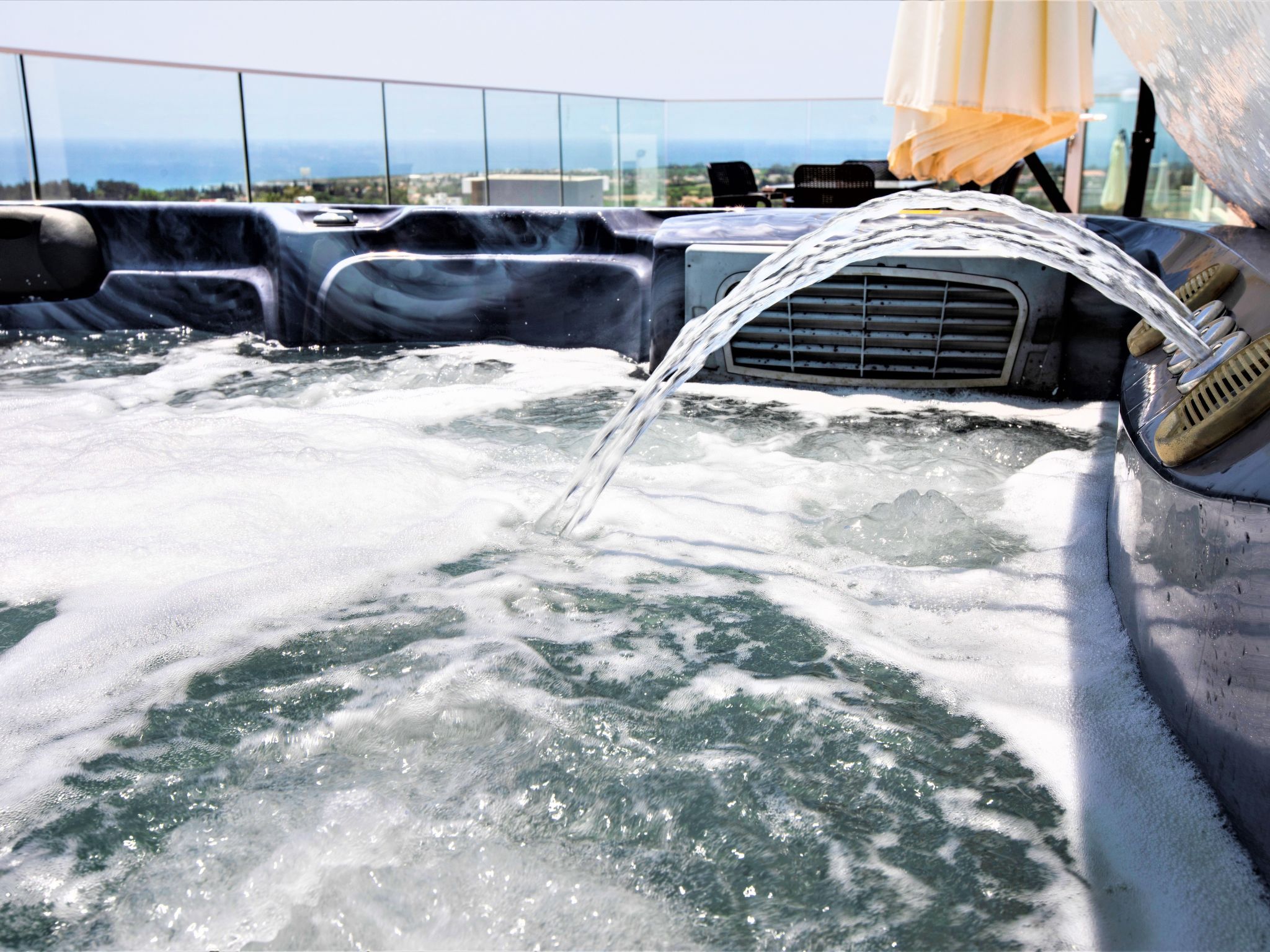 Luxuriöse Villa mit privatem Pool und Whirlpool-Binnen