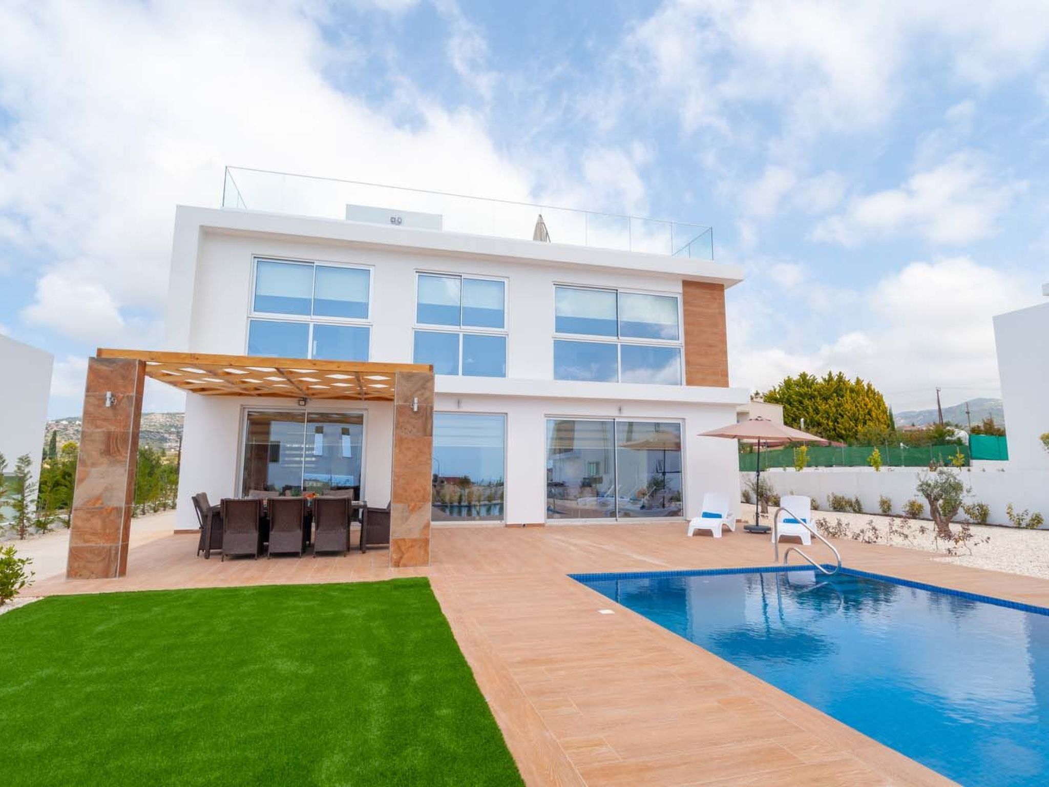 Luxuriöse Villa mit 4 Schlafzimmern, Pool und Whirlpool-Binnen