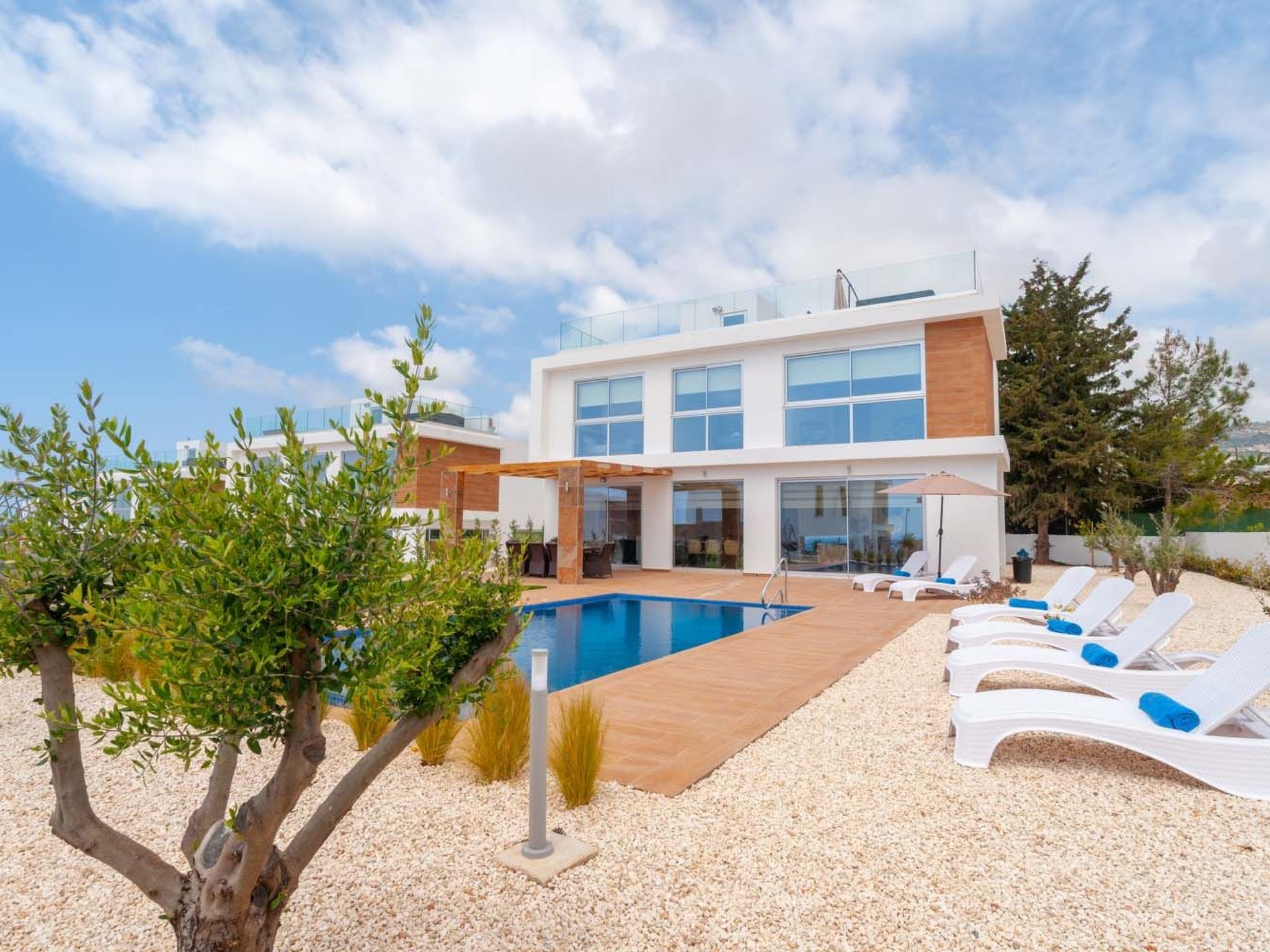 Luxuriöse Villa mit 4 Schlafzimmern, Pool und Whirlpool-Binnen