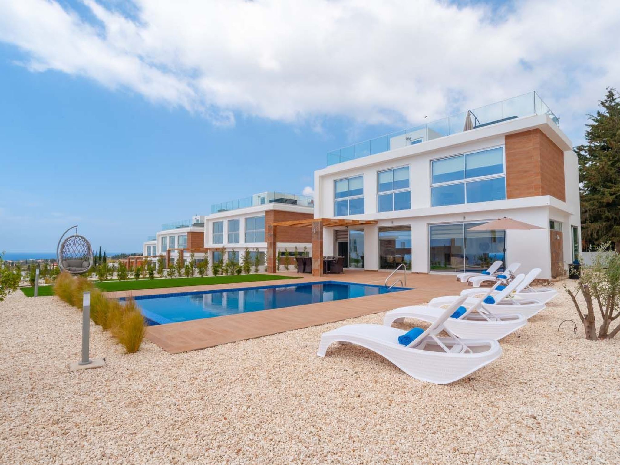 Luxuriöse Villa mit 4 Schlafzimmern, Pool und Whirlpool-Binnen