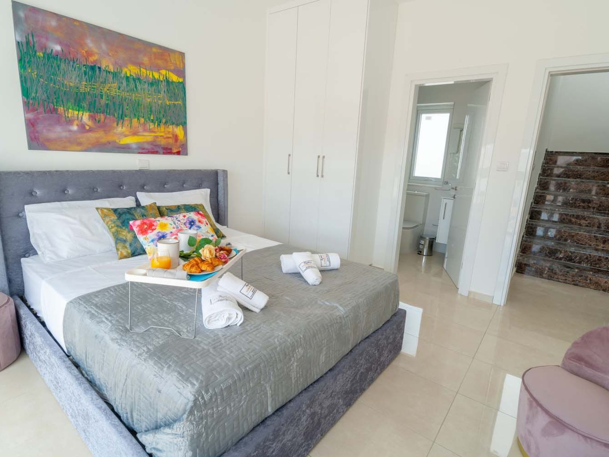 Luxuriöse Villa mit 4 Schlafzimmern, Pool und Whirlpool-Binnen