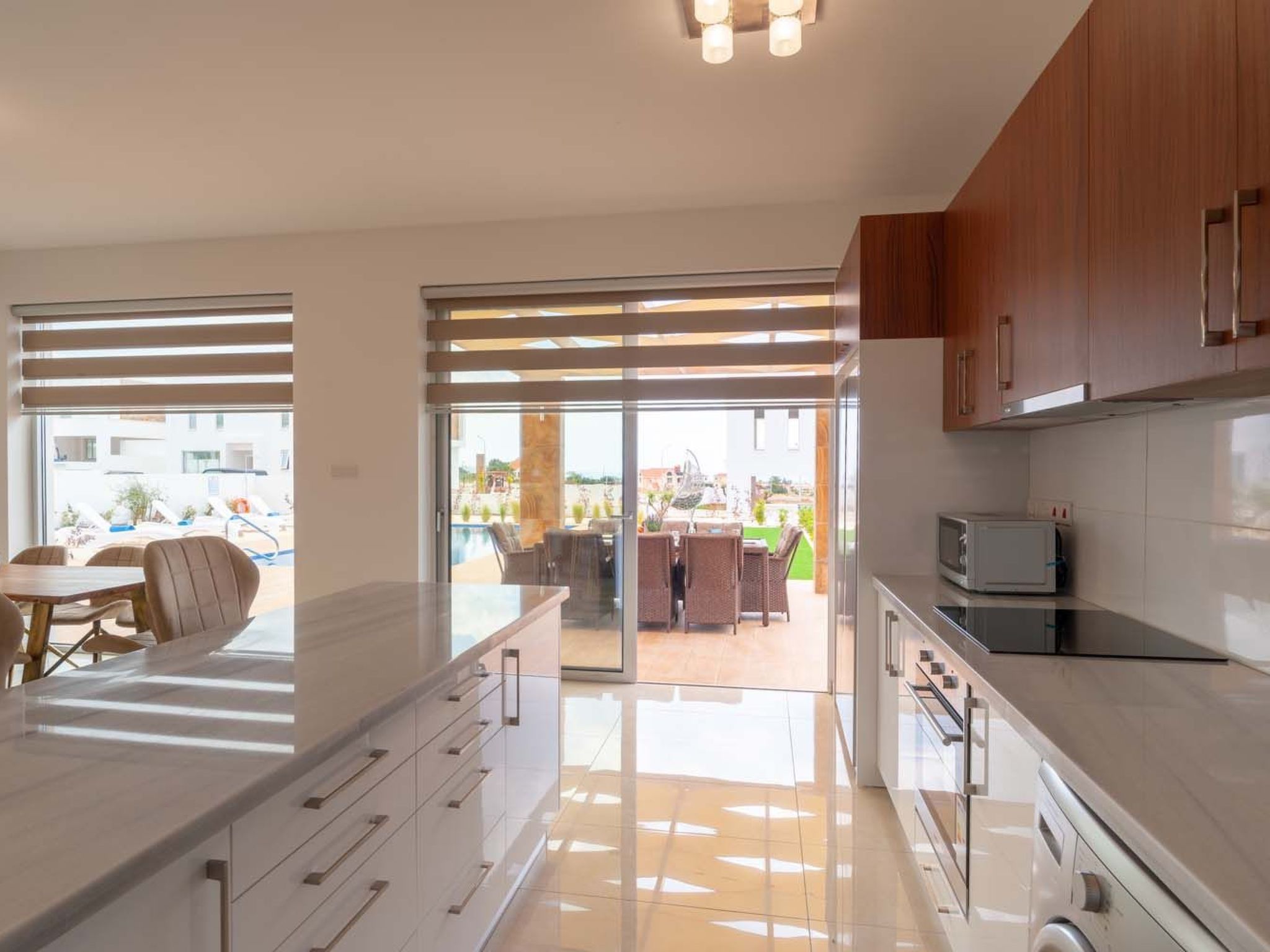 Luxuriöse Villa mit 4 Schlafzimmern, privatem Pool und Whirlpool-Binnen