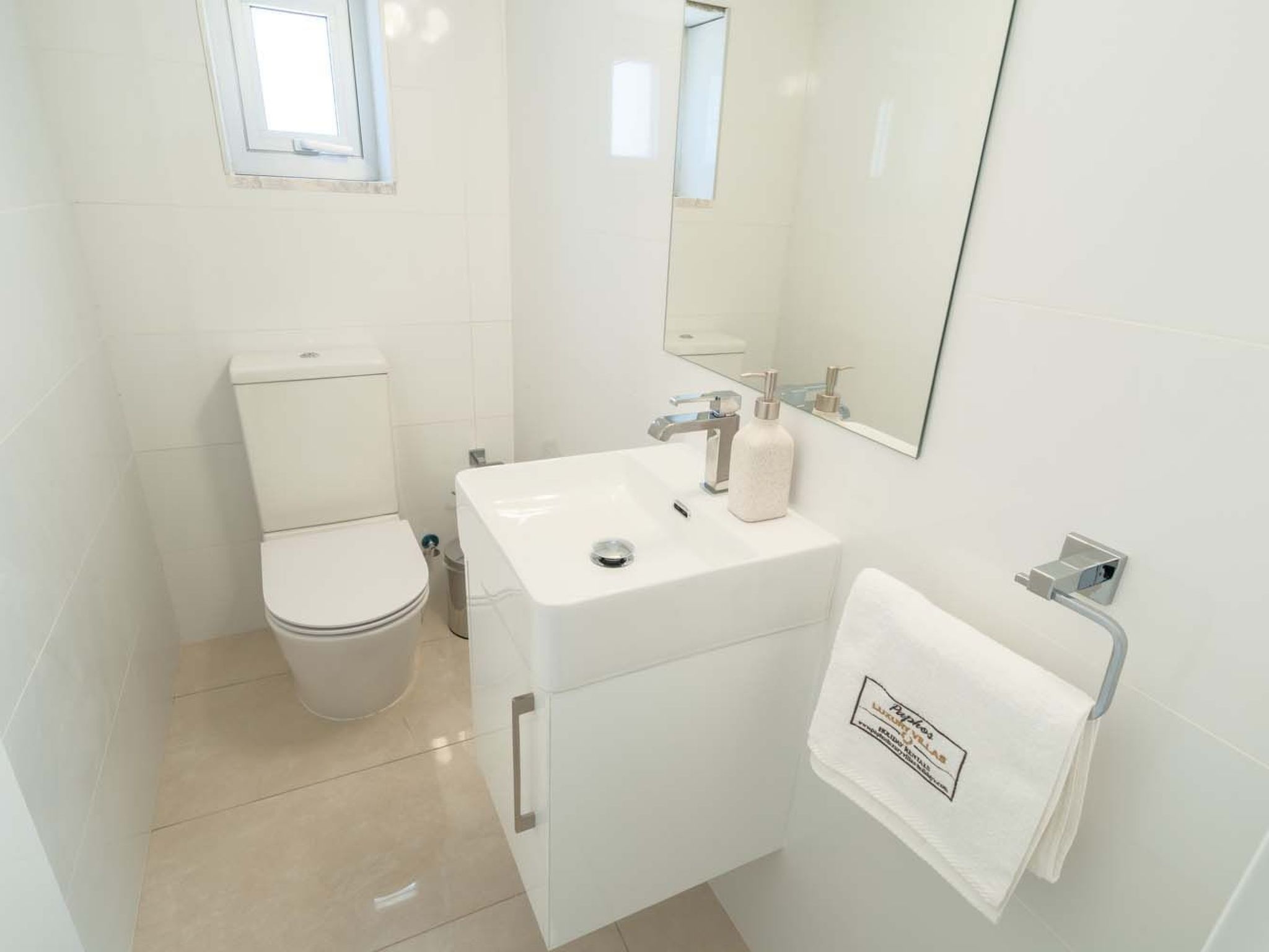 Luxuriöse Villa mit 4 Schlafzimmern, privatem Pool und Whirlpool-Binnen