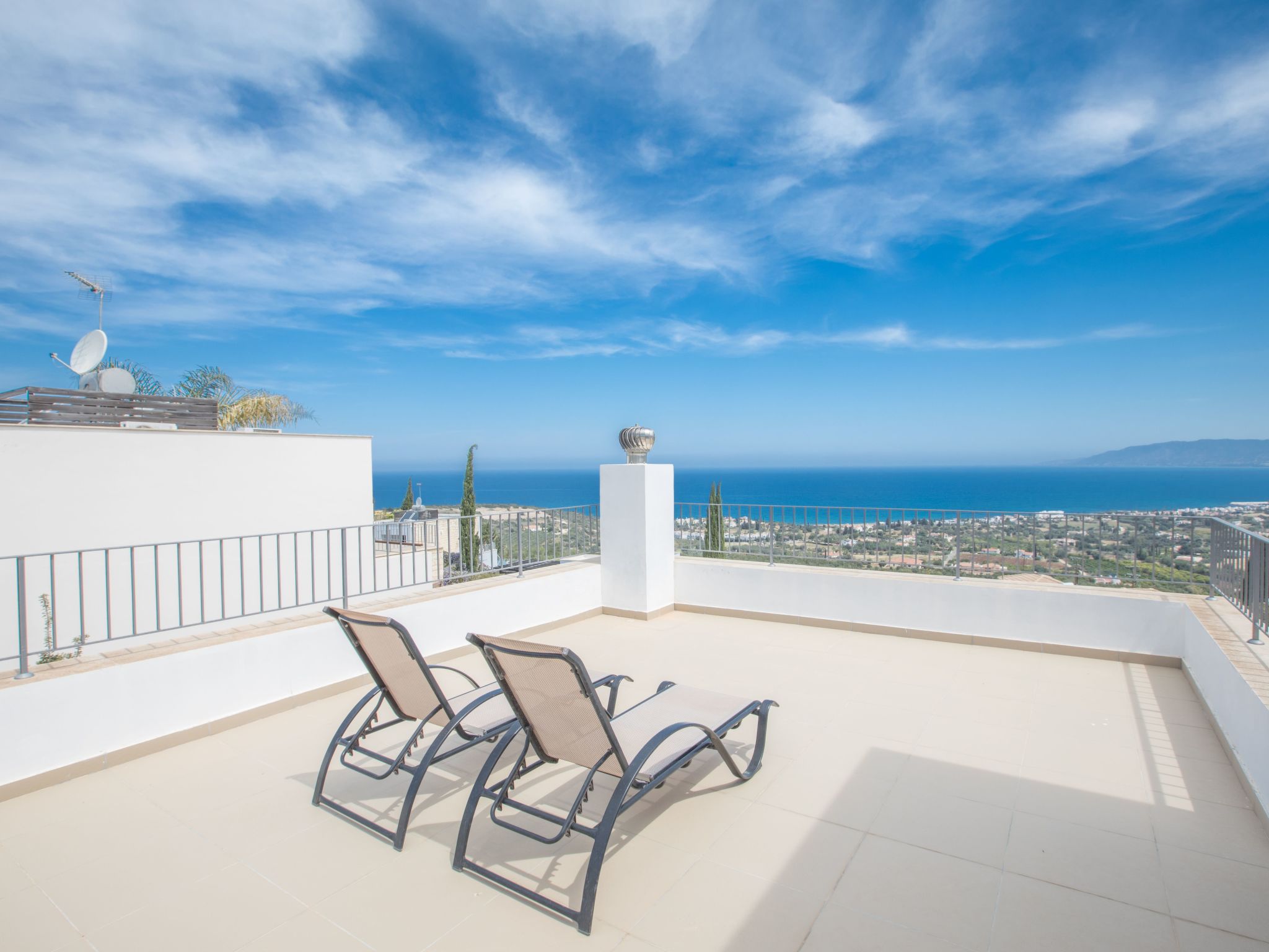 Villa mit Panoramablick auf das Meer von Latchi-Image-tags.info