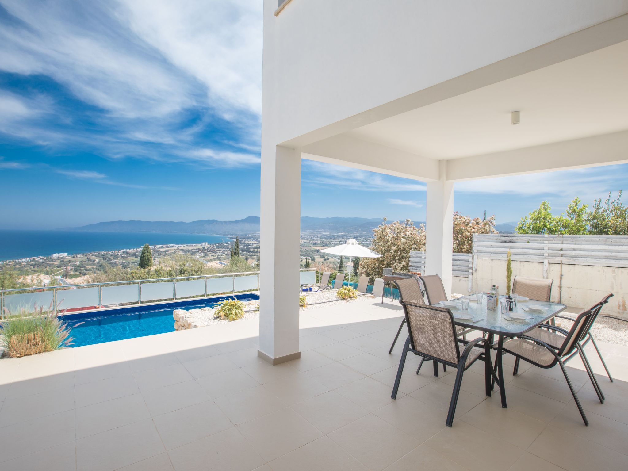 Villa mit Panoramablick auf das Meer von Latchi-Image-tags.info