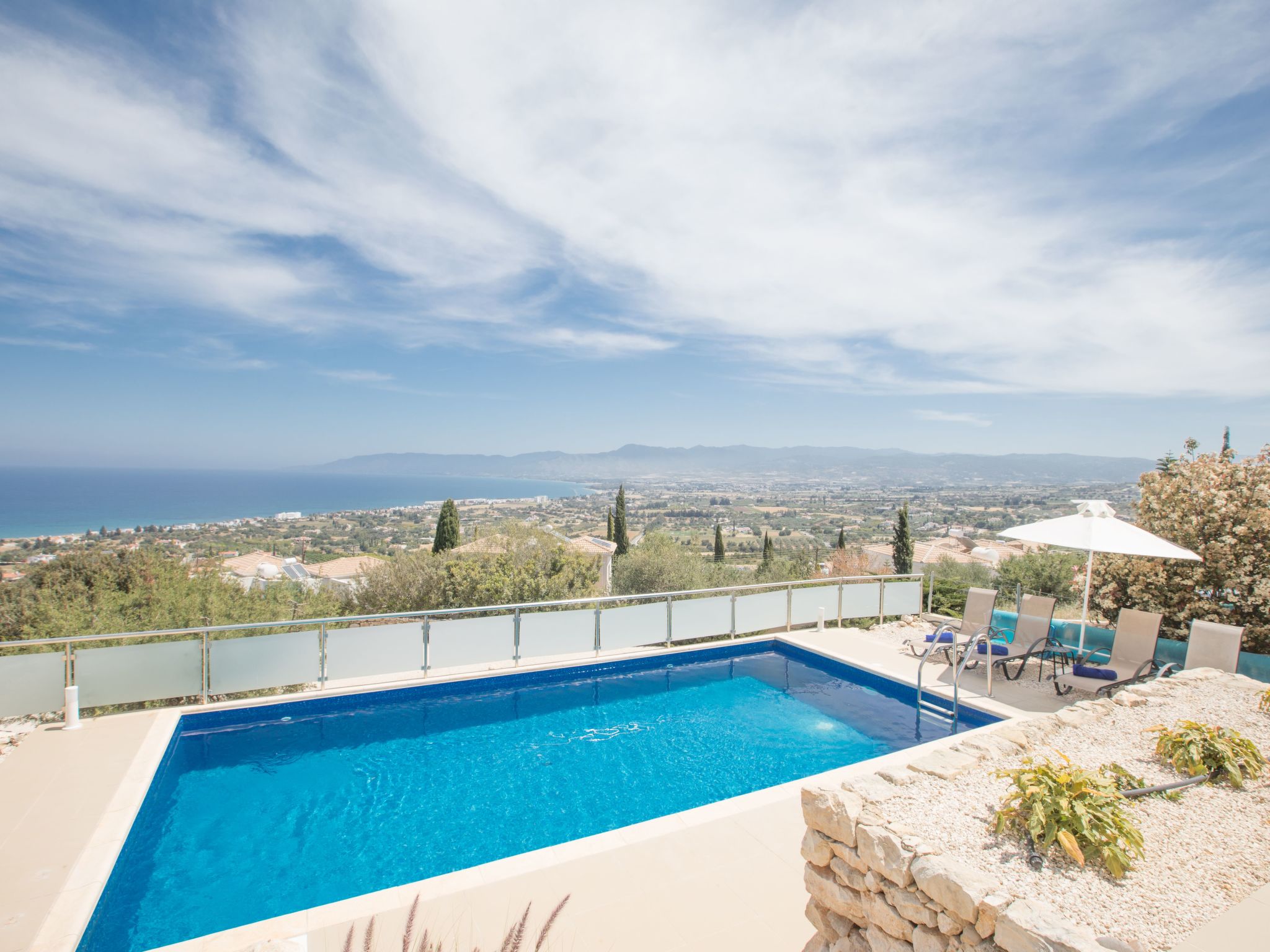 Villa mit Panoramablick auf das Meer von Latchi-Image-tags.info