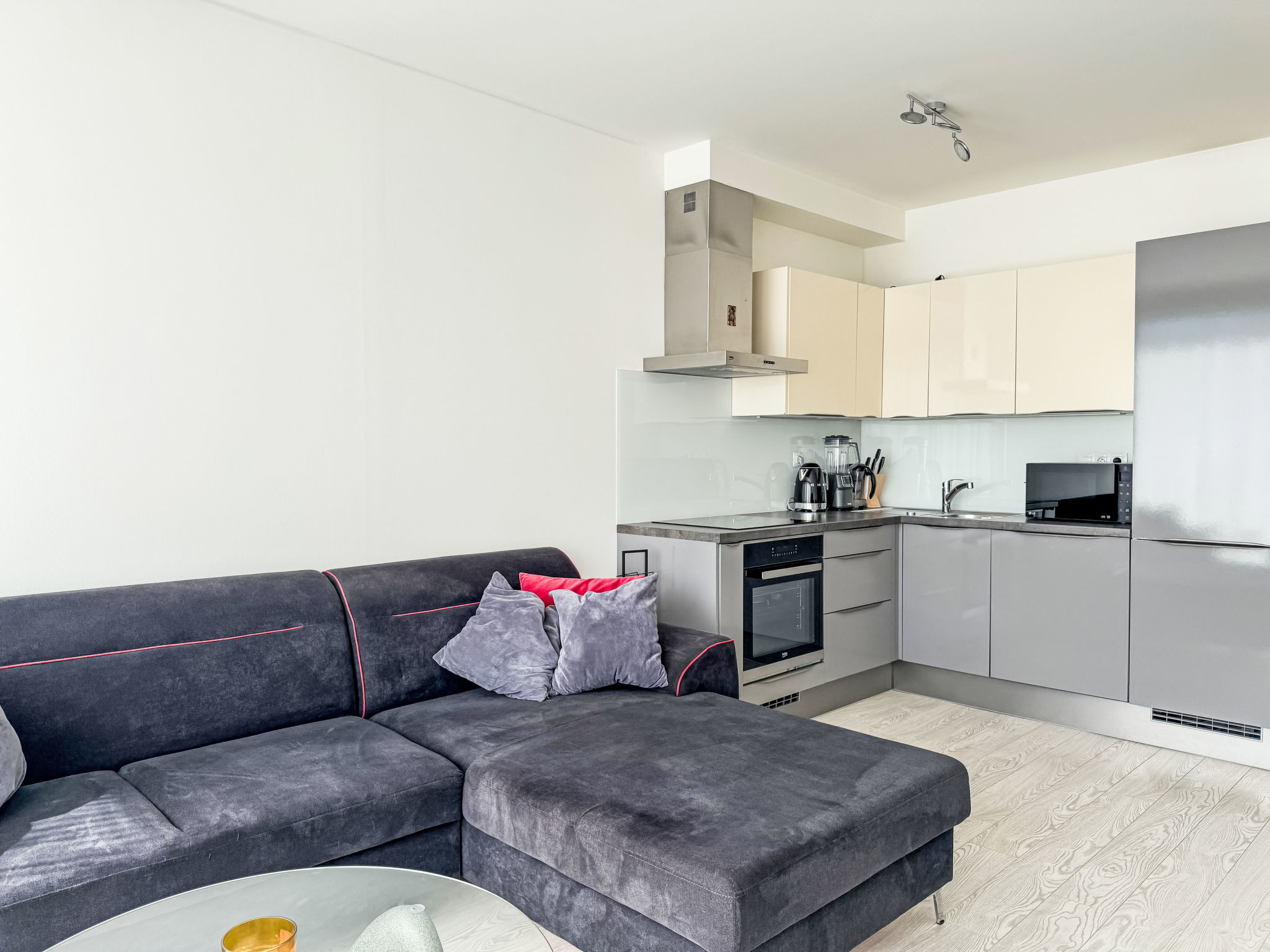 Elegant Two-Bedroom Apartment for 6 - Binnen
