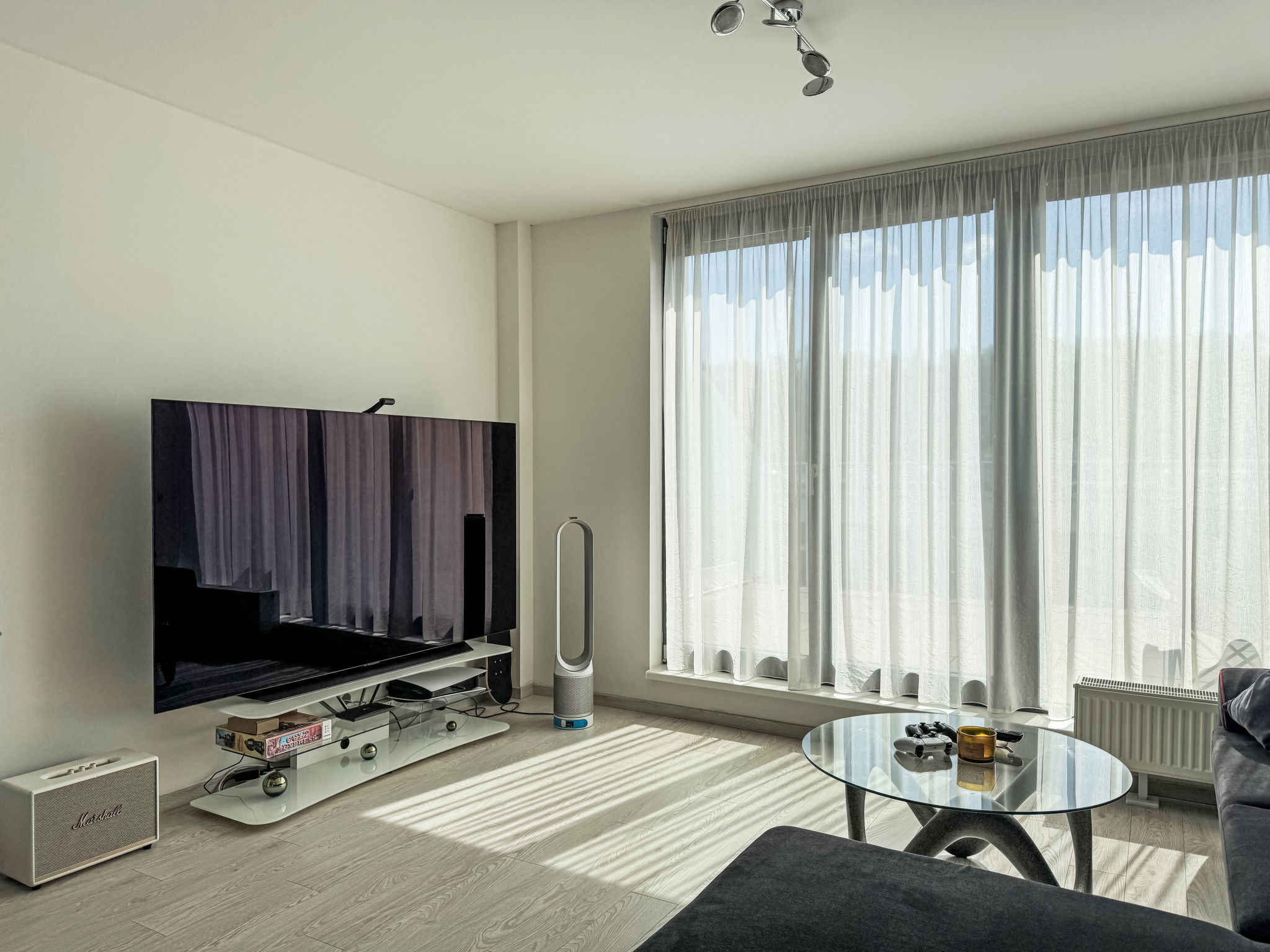 Elegant Two-Bedroom Apartment for 6 — Living Room (5 of 18)