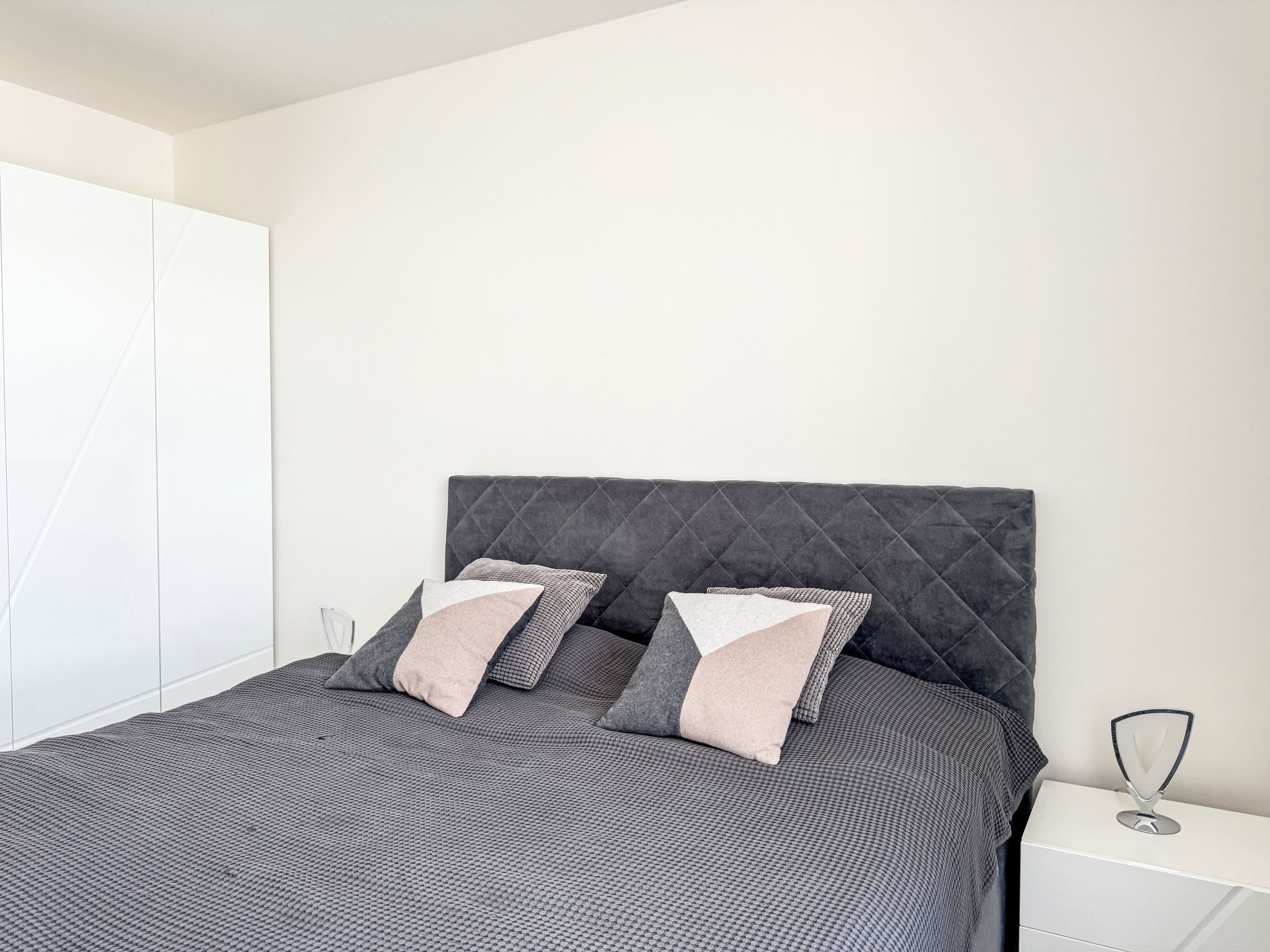 Elegant Two-Bedroom Apartment for 6 - Binnen