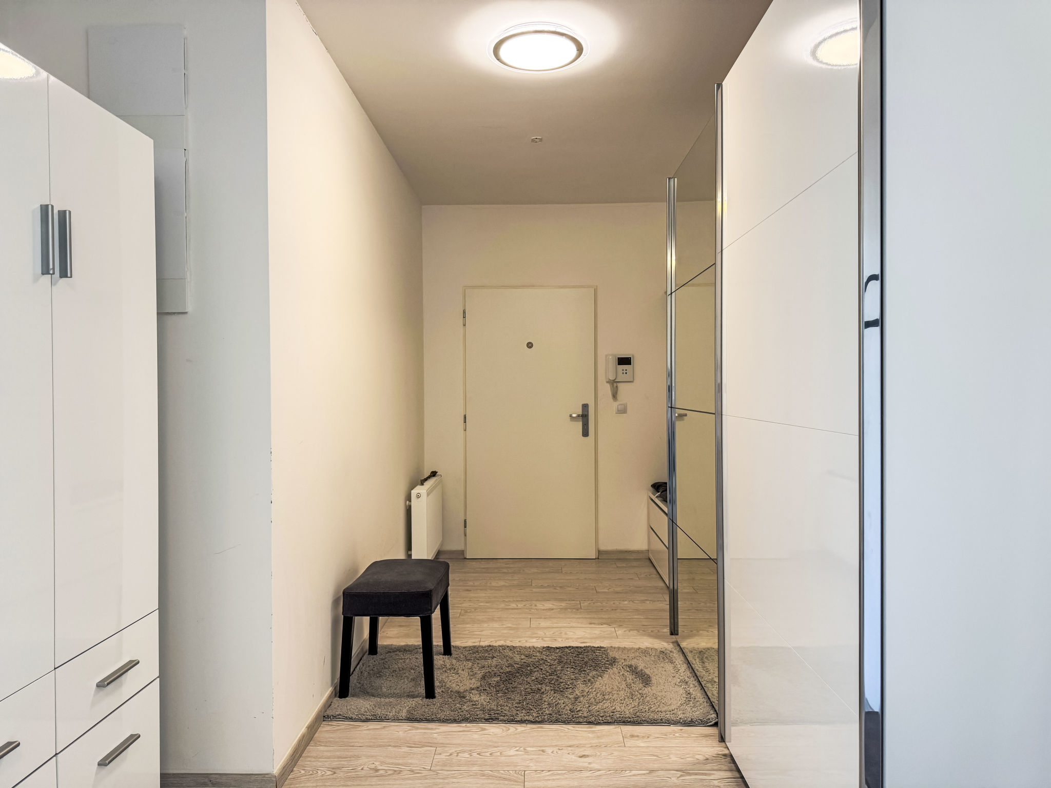 Elegant Two-Bedroom Apartment for 6 - Binnen
