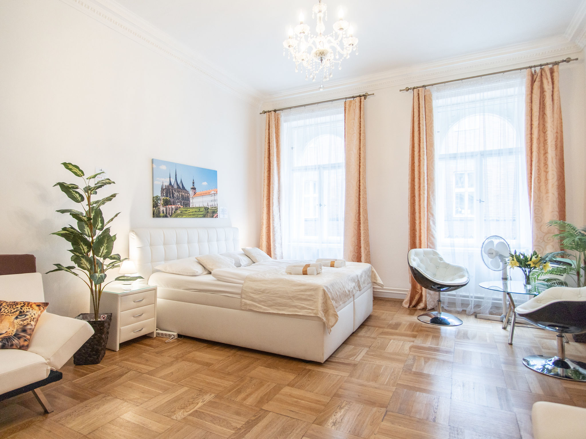 "Spa Residence", appartement 6-kamers 170 m2 op de 2e verdieping. Ruim en licht, volledig gerenoveerd, modern en gezellig ingericht: 1 kamer met 1 2-pers bed, kookhoek, aparte WC en TV (Flatscreen TV)..