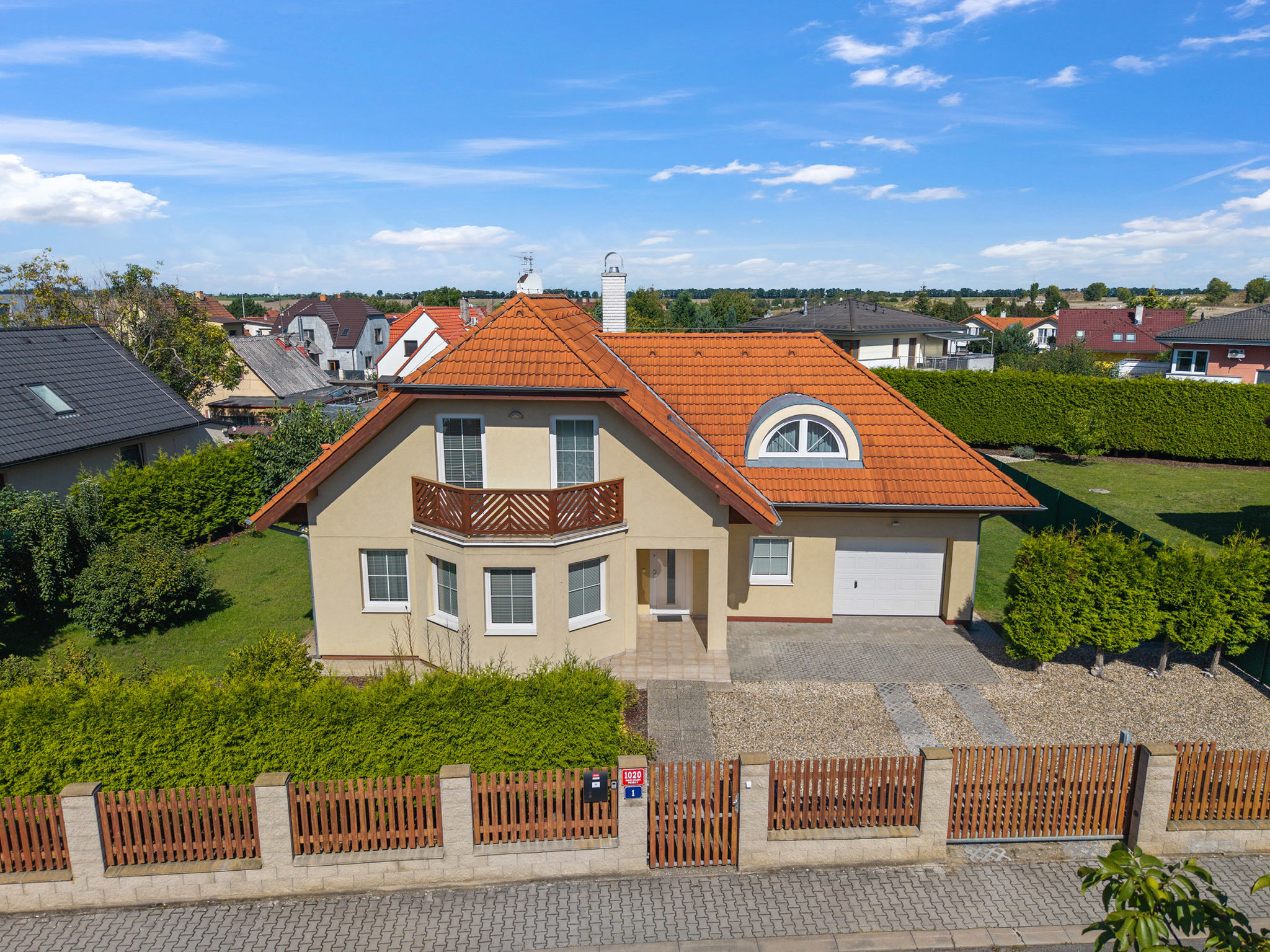 Pool & Garden Villa-Buiten