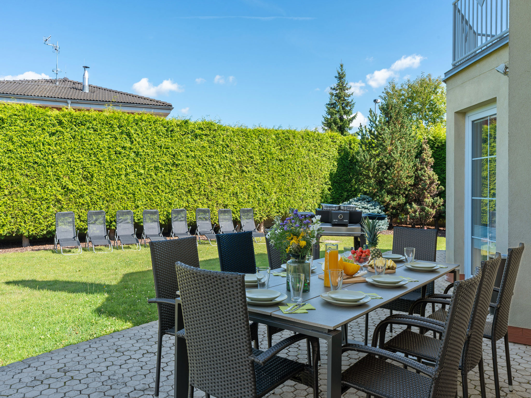 Garden & Terrace Villa-Buiten