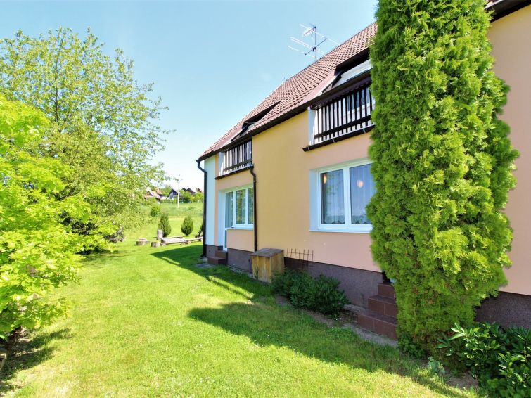 Appartement 2-kamers 70 m2 op 2 verdiepingen, op de begane grond. Doelmatig en gezellig ingericht: groot woonkamer met 3 bedden en radio. Uitgang naar de zitplaats in de tuin. Kookhoek (4-pits kookpla..