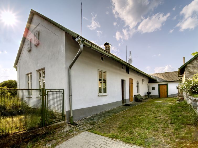 3-room house 90 m2. Very beautiful and cosy furnishings: living/sleeping room 22 m2 with 1 pull-out bed, Scandinavian wood stove, satellite TV and radio. 1 room 20 m2 with 1 bed and 1 double bed. Kitc..