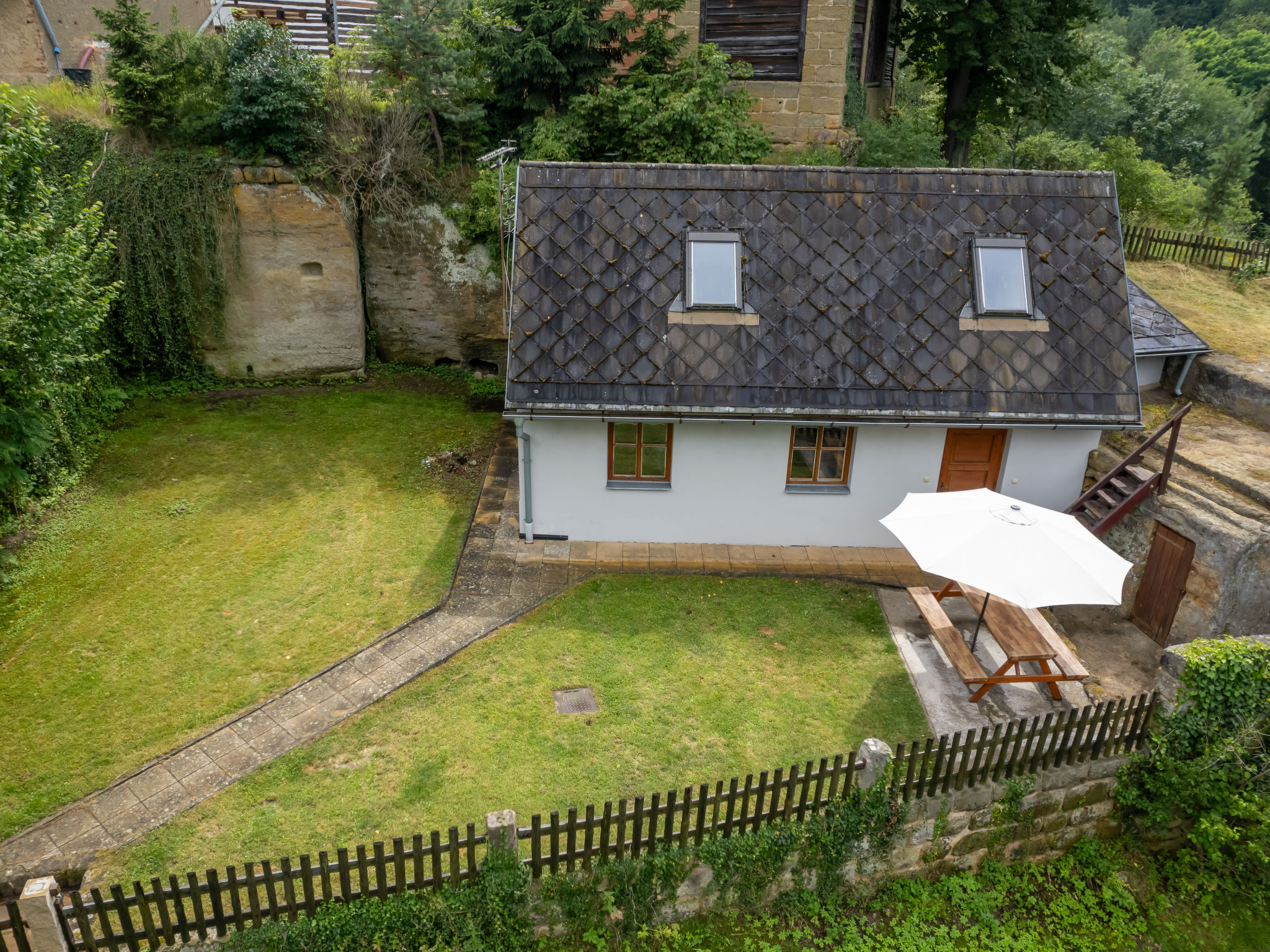 "U skály", 2-kamers cottage op 2 verdiepingen. Gezellig ingericht: open woon-/eetkamer met 1 2-pers divanbed, zwedenkachel en eettafel. Kookhoek (2-pits kookplaat, waterkoker, magnetron). Douche/WC. ..