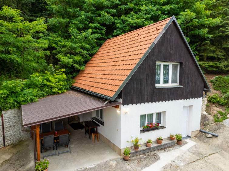 "Zimořský domek", 2-Zimmer-Haus auf 2 Stockwerken. Offenes Wohn-/Schlafzimmer mit 1 Doppelbett, Esstisch und TV. Obergeschoss: Wohn-/Schlafzimmer mit 1 Doppelbett und TV. Kleine Küche (2 Kochplatte..