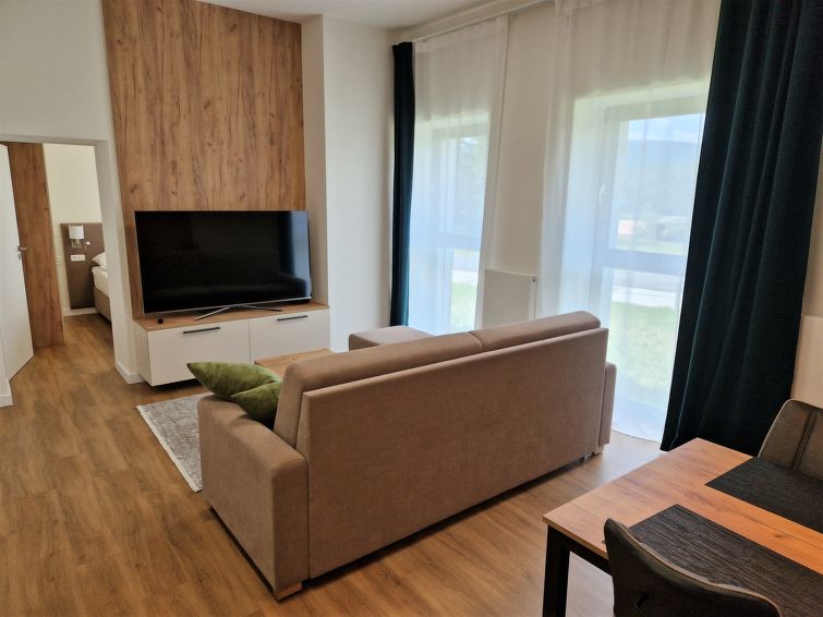 2-Zimmer-Wohnung 45 m2, im Erdgeschoss, Südwestlage. Hell, modern eingerichtet: Eingang. Wohnzimmer mit 1 Doppeldiwanbett und TV. 1 Zimmer mit 1 Doppelbett. Kochnische (Backofen, Geschirrspüler, 2 G..