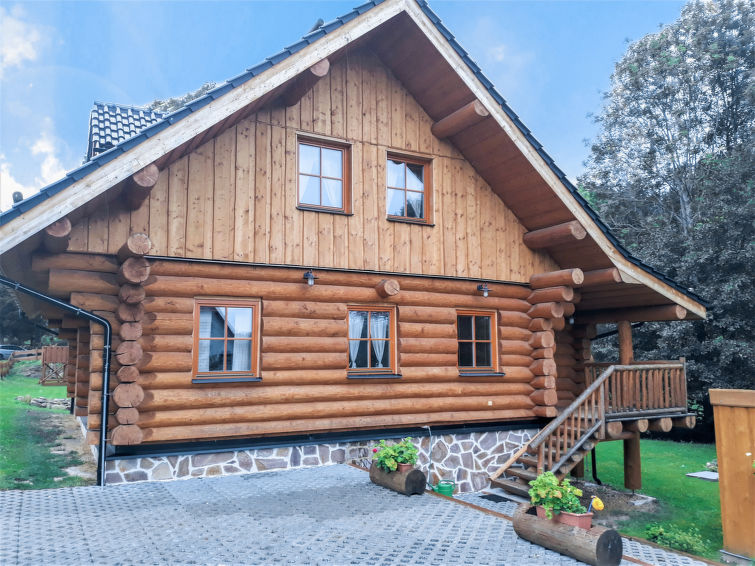 Chalet 5-kamers 280 m2 op 2 verdiepingen. Ruim, afgeschuinde daken, comfortabel en smaakvol ingericht: hal. Doorloopkamer. Groot woon-/eetkamer met 2 divanbedden, zwedenkachel, Sat-TV, Flatscreen TV, ..