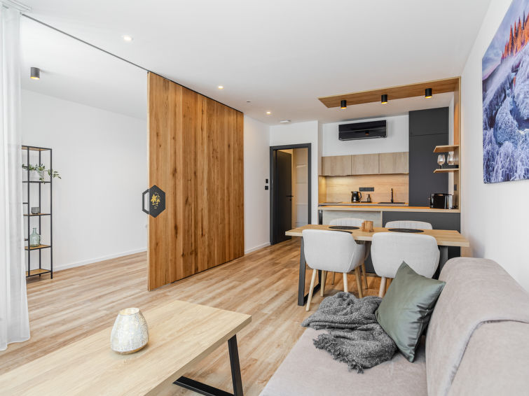 "Šalvěj", appartement 2-kamers 40 m2 op de 3e verdieping. Licht, modern ingericht: hal. Woonkamer met 1 divanbed, TV en air-conditioning. 1 kamer met 1 2-pers bed. Kookhoek (oven, afwasmachine, 4 ke..