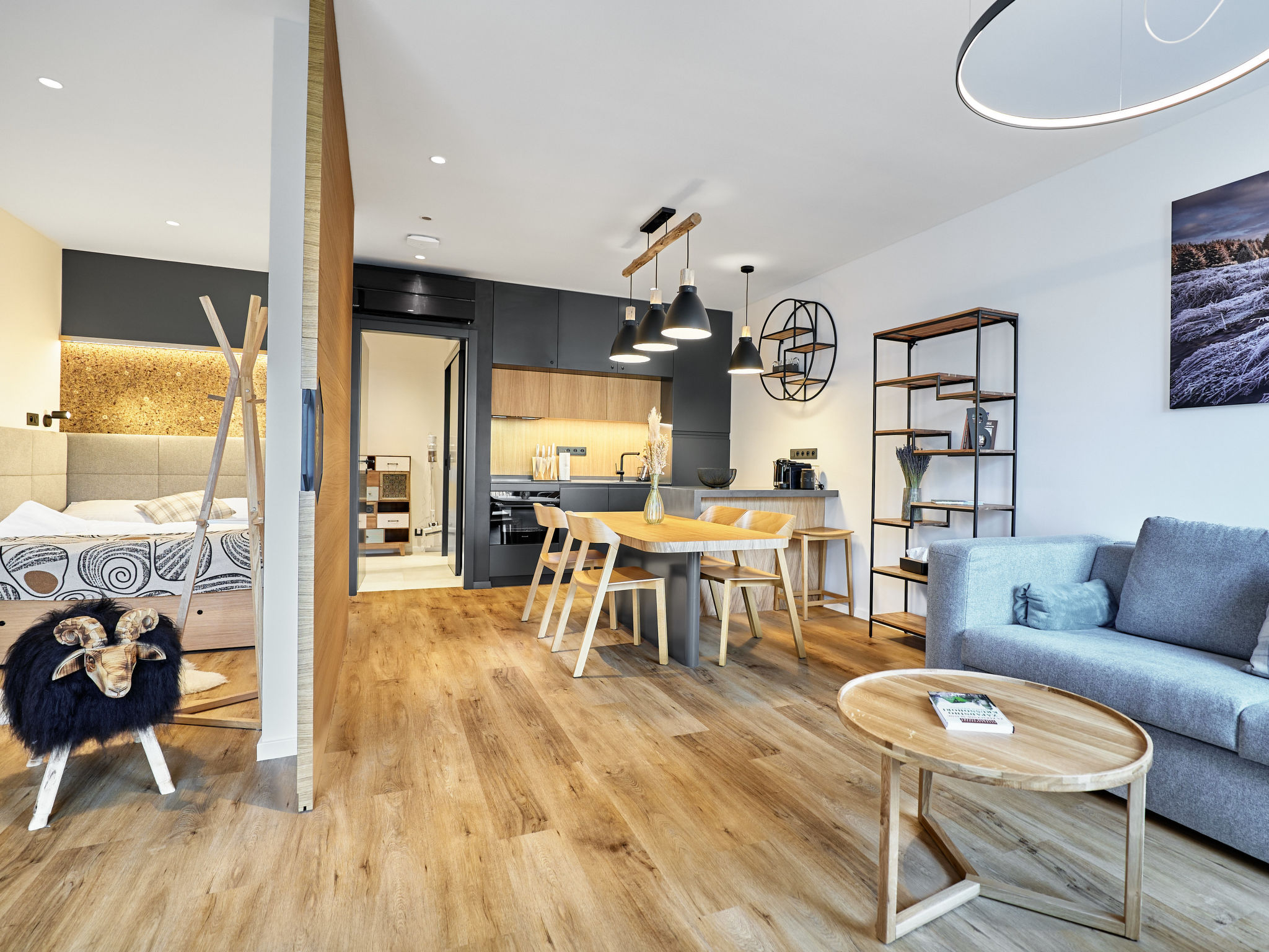 "Levandule", appartement 2-kamers 45 m2 op de 1e verdieping. Licht, modern ingericht: hal. Woonkamer met 1 2-pers divanbed, TV en air-conditioning. 1 kamer met 1 2-pers bed. Kookhoek (oven, afwasmachi..