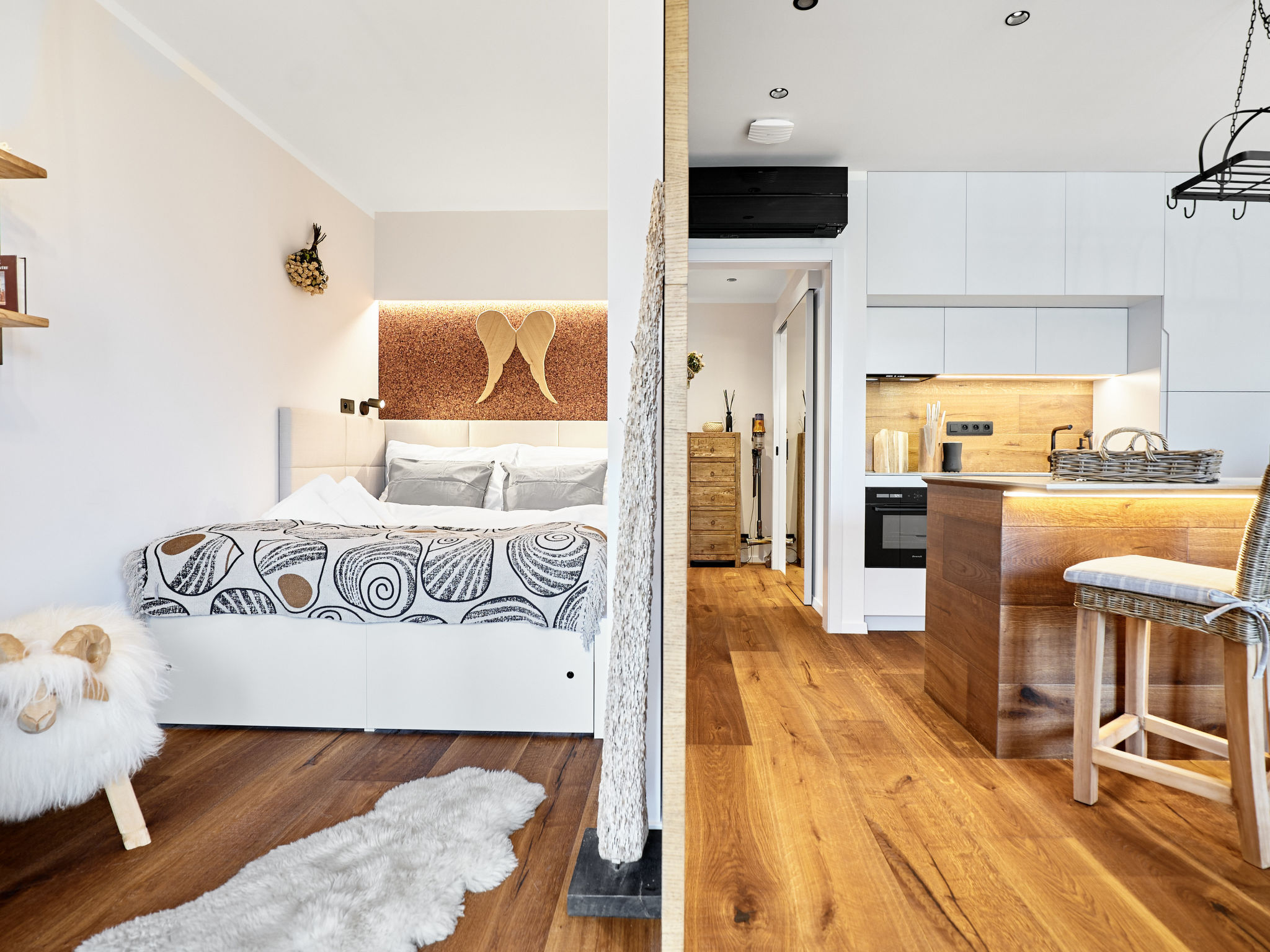 "Růže", appartement 2-kamers 45 m2 op de 1e verdieping. Licht, modern ingericht: hal. Woonkamer met 1 2-pers divanbed, TV en air-conditioning. 1 kamer met 1 2-pers bed. Kookhoek (oven, afwasmachine,..