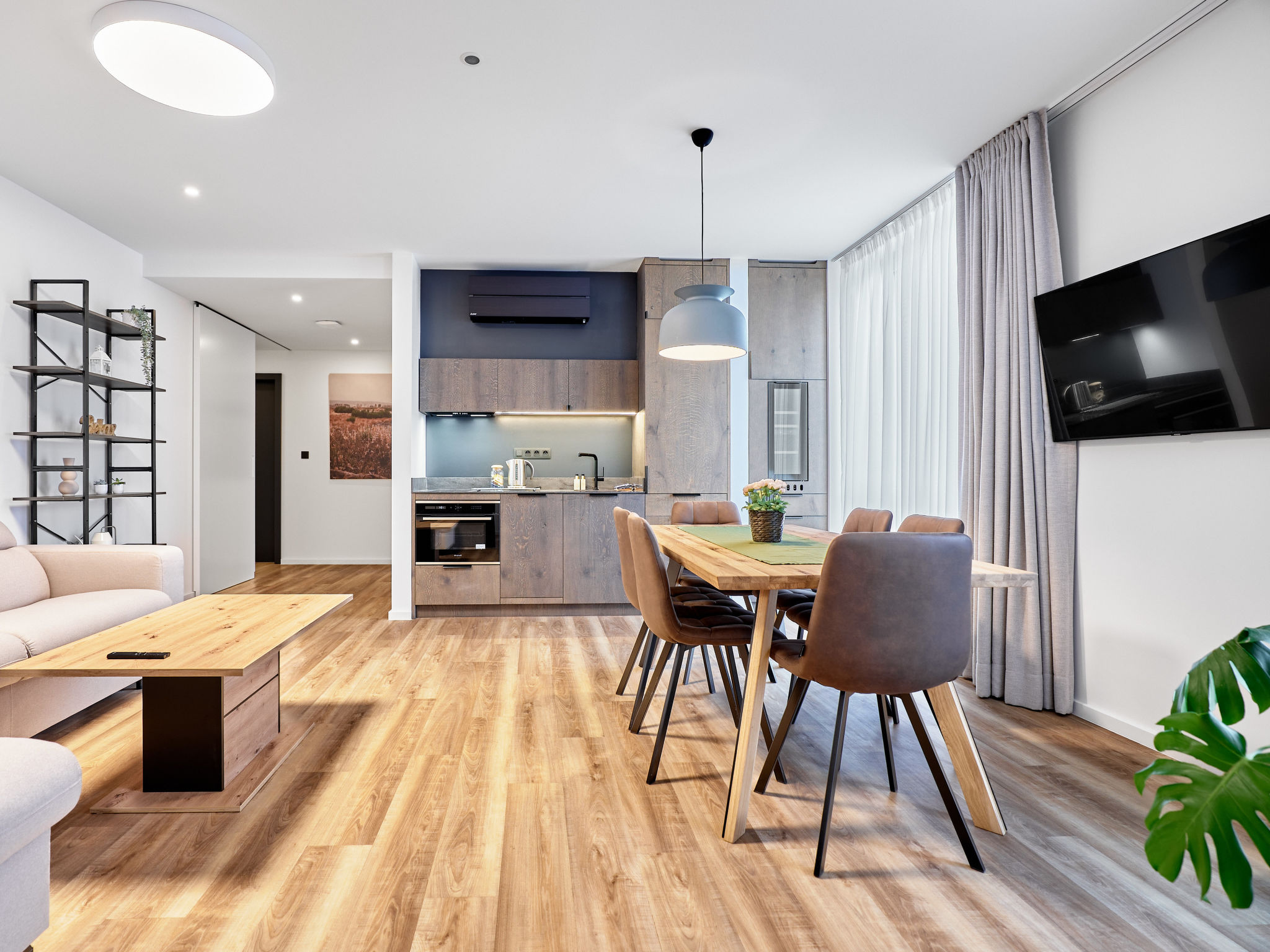 "Kostival", appartement 3-kamers 65 m2, op de begane grond. Licht, modern ingericht: hal. Woonkamer met 1 2-pers divanbed, TV en air-conditioning. 2 kamers, elke kamer heeft 1 2-pers bed. Kookhoek (ov..