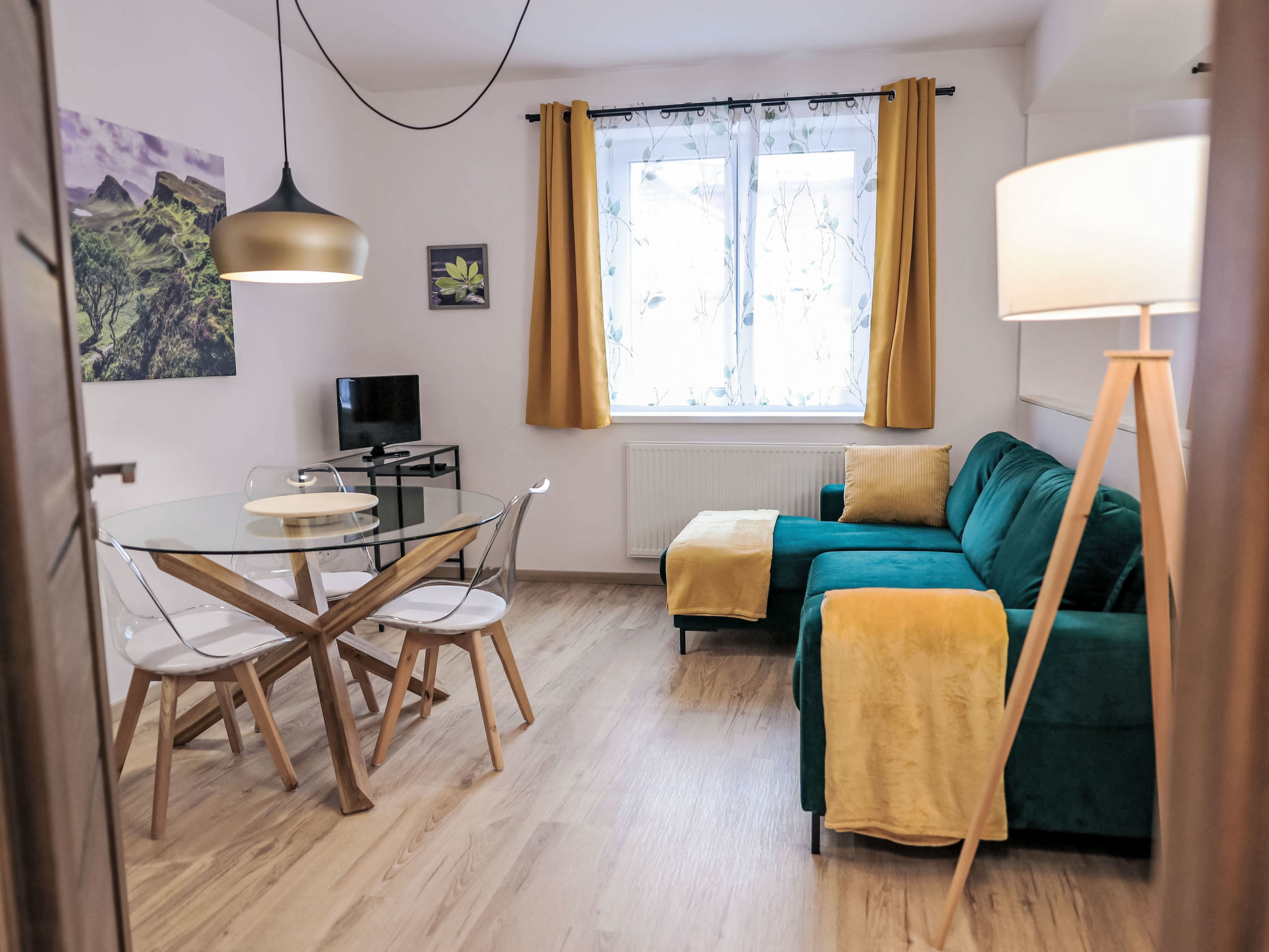 "Atom", appartement 1-kamer 40 m2 op de 3e verdieping. Woon-/slaapkamer met 1 2-pers divanbed, 1 2-pers bed en TV. Kookhoek (2-pits kookplaat, broodrooster, waterkoker, magnetron, diepvriezer). Douche..