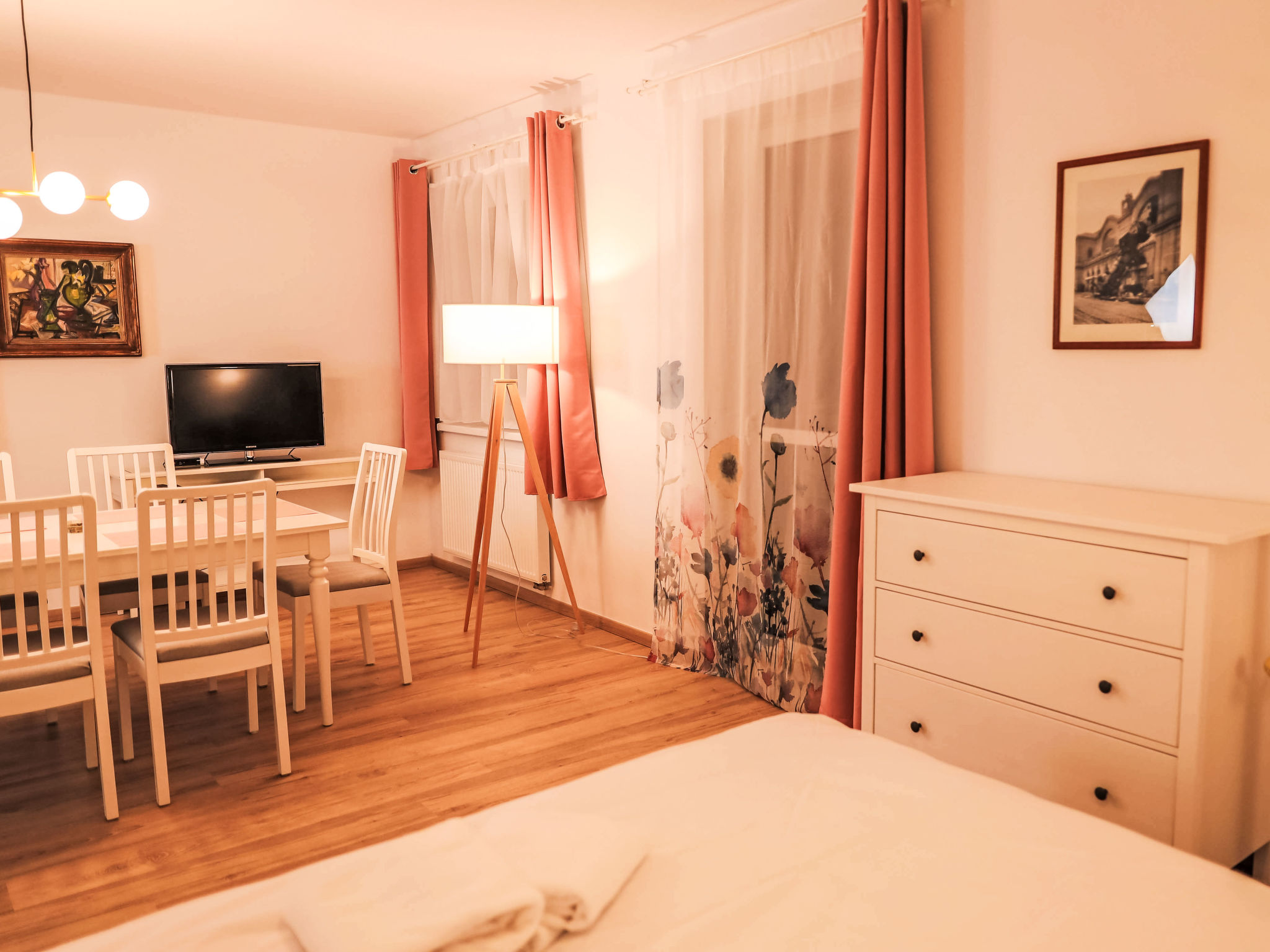 "Proton", appartement 2-kamers 70 m2. Groot woon-/slaapkamer met 1 2-pers divanbed, 1 2-pers bed en TV. Uitgang naar het balkon. 1 kamer met 2 bedden. Kookhoek (oven, afwasmachine, 4 keramische glas k..
