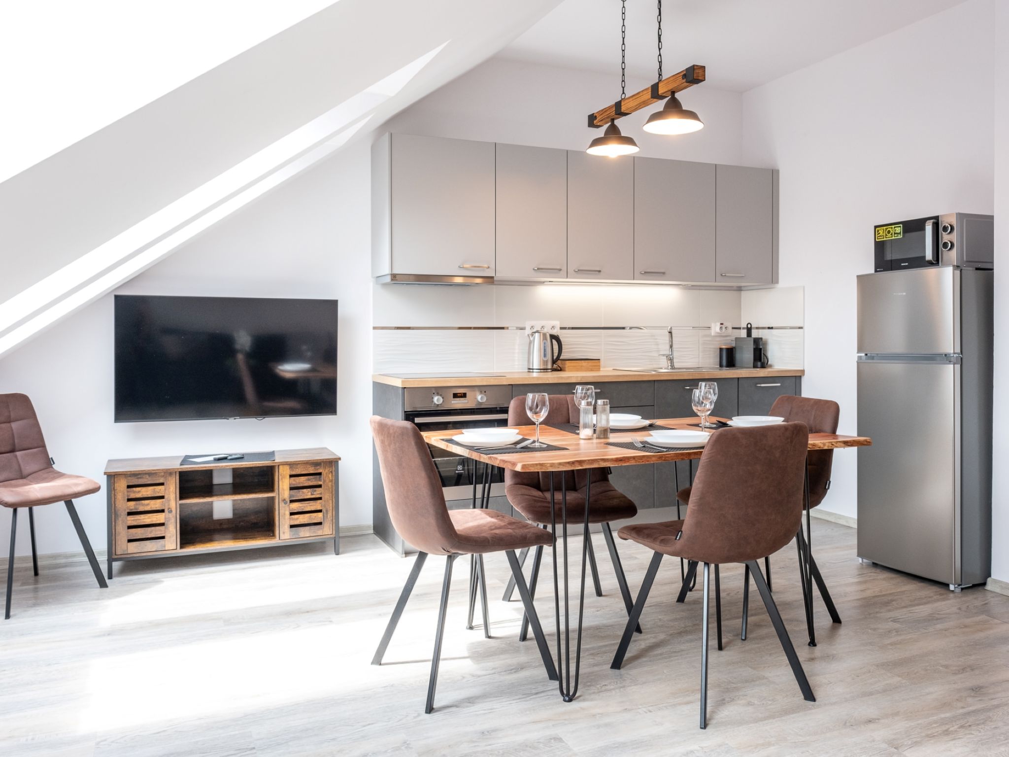 "Miner's Lodge & Sauna", appartement 2-kamers 56 m2, op de bovenste verdieping. Zeer mooi ingericht: hal. Bovenverdieping: woon-/eetkamer met afgeschuinde daken met 1 2-pers divanbed, zwedenkachel, ee..