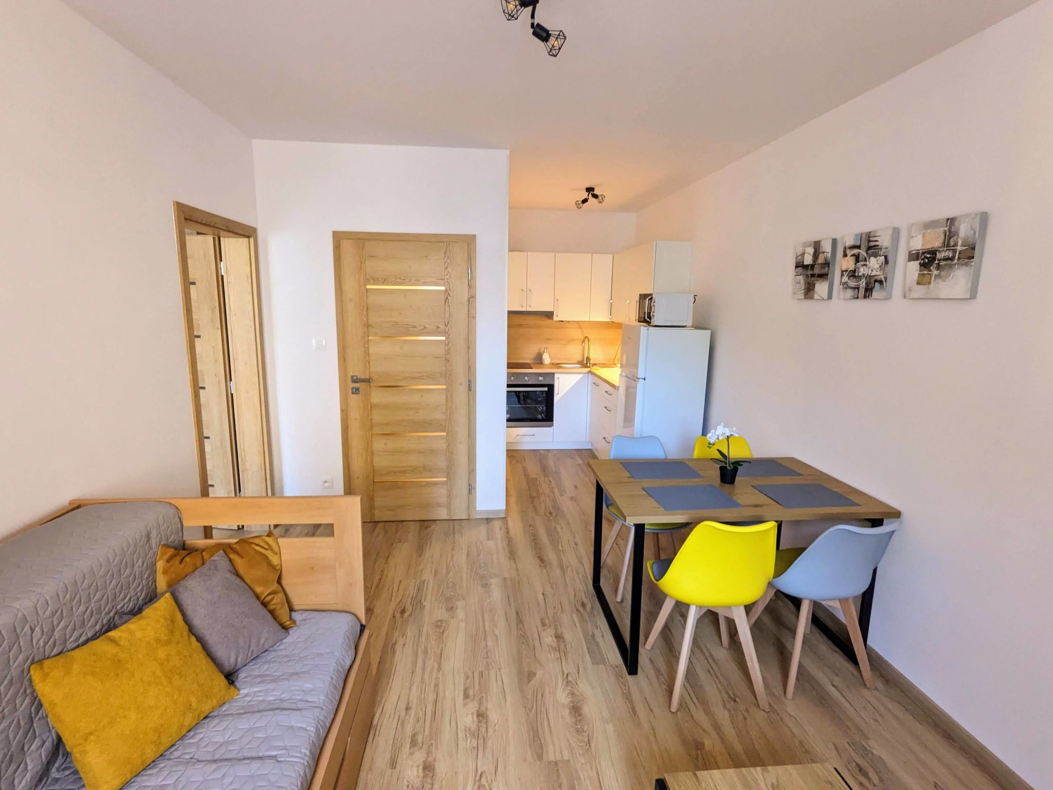 "Jachymov Retreat", appartement 2-kamers 39 m2 op de 1e verdieping. Woonkamer met 1 2-pers divanbed en TV. 1 kamer met 1 2-pers bed. Kookhoek (oven, afwasmachine, 2 keramische glas kookplaten, broodro..