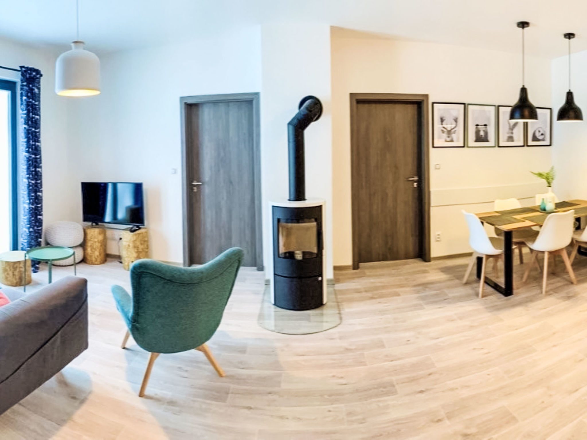 "BD-D", appartement 3-kamers op de begane grond. 1 kamer met 1 2-pers bed. 1 kamer met 2 bedden en 1 uitschuifbaar bed. Woonkamer met Sat-TV. Kookhoek (oven, afwasmachine, waterkoker, magnetron, elekt..