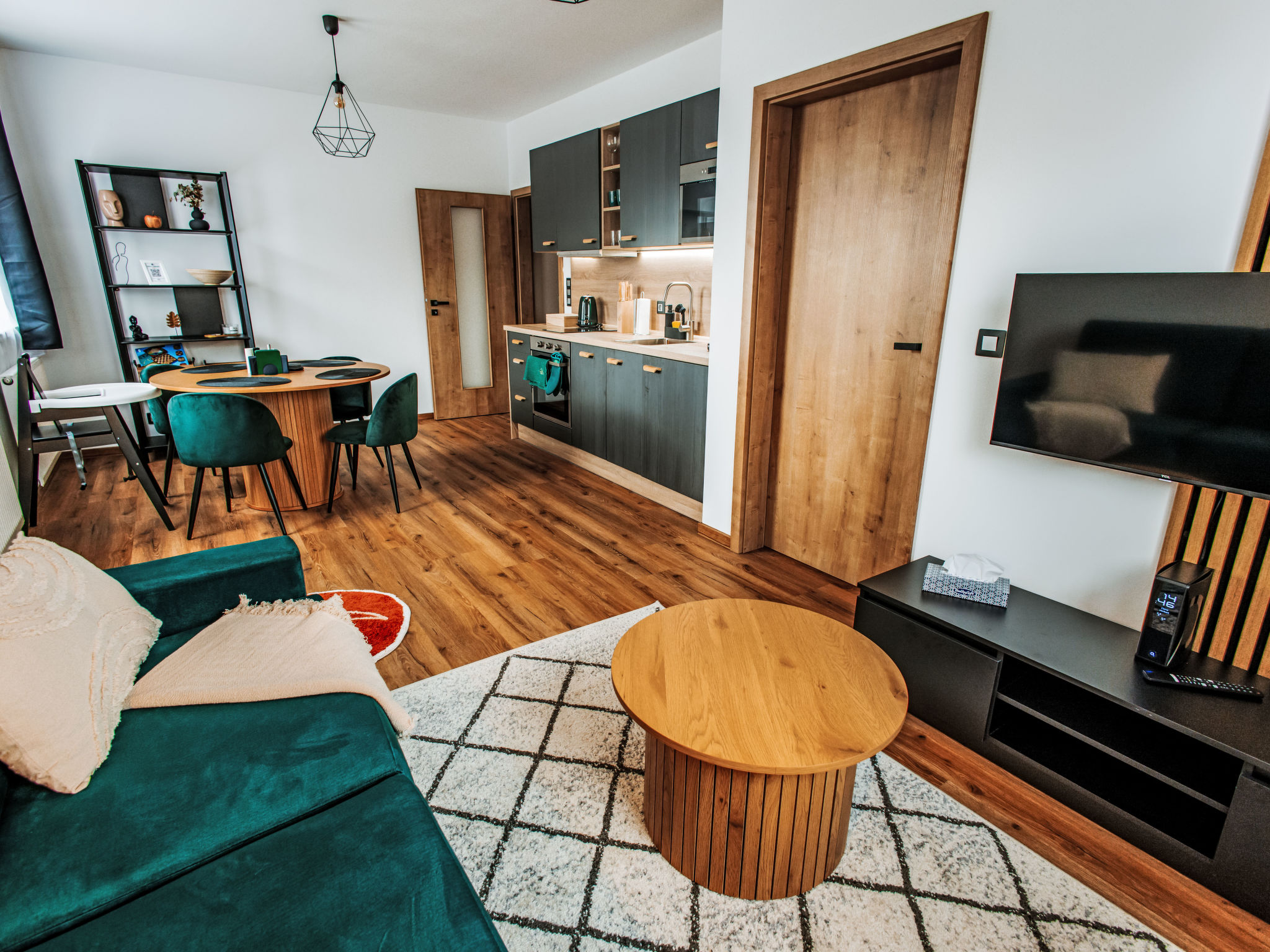 Appartement 2-kamers 35 m2 op de 2e verdieping. Comfortabel en gezellig ingericht: open woon-/eetkamer met 1 2-pers divanbed en TV. 1 kamer met 1 2-pers bed en TV. Open keuken (oven, afwasmachine, 4 k..