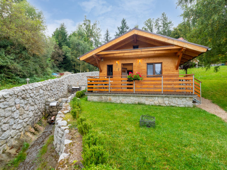 "Bečov nad Teplou 2", chalet 2-kamers 36 m2. Licht, gezellig ingericht: woonkamer met 1 2-pers divanbed (1 x 140 cm, lengte 200 cm), zwedenkachel en Sat-TV. 1 kamer met 1 2-pers bed (1 x 140 cm, leng..