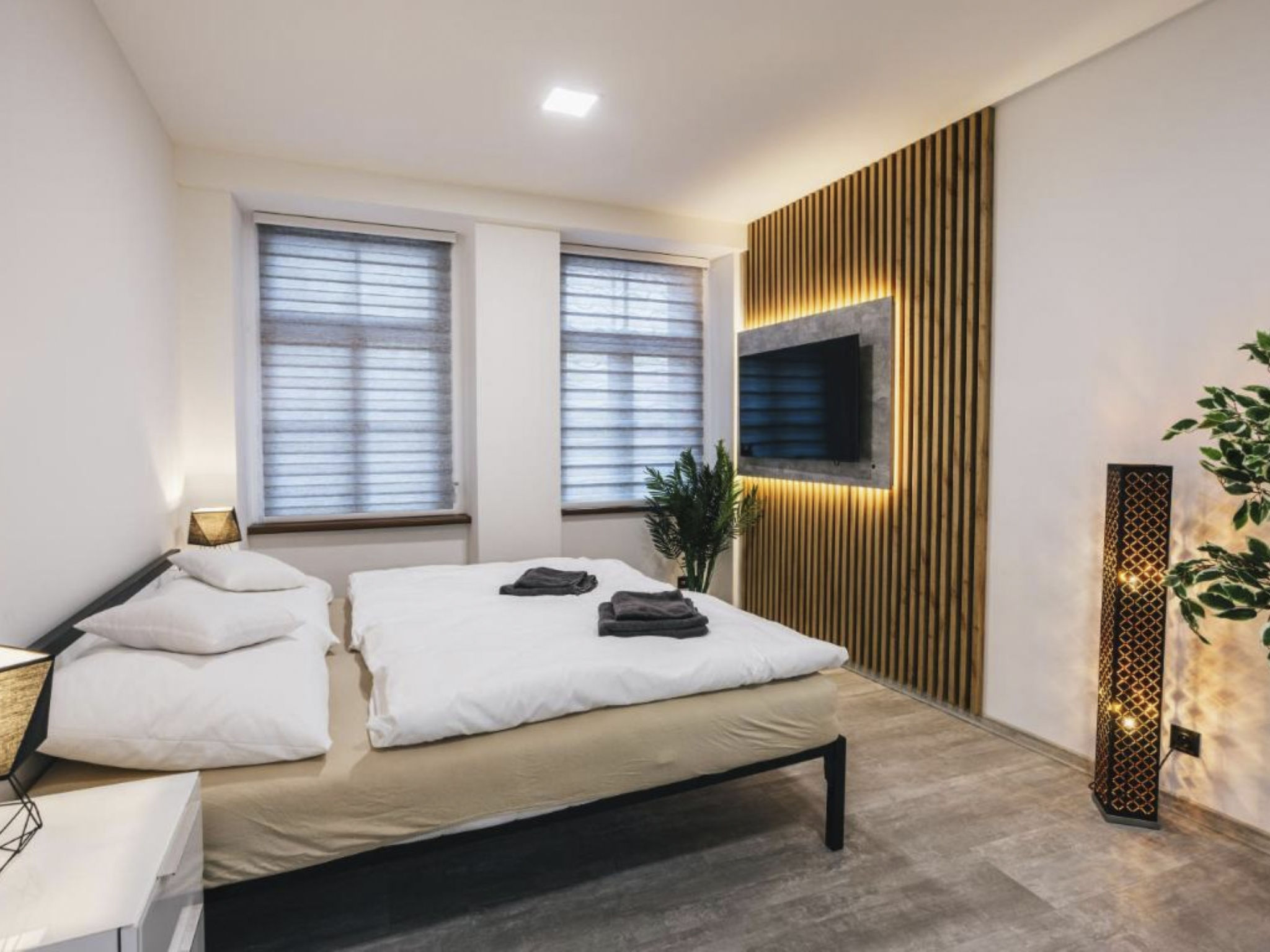 "Historic Centre", appartement 2-kamers 43 m2 op de 2e verdieping. Hal. Woon-/slaapkamer met 1 2-pers bed en TV (Flatscreen TV). 1 kamer met 2 bedden en eettafel. Kookhoek (oven, afwasmachine, 4 keram..