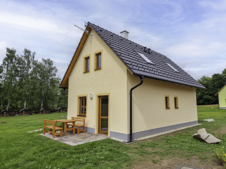 "Cilka 1", halfvrijstaand huis 2-kamers op 2 verdiepingen. Woon-/slaapkamer met 1 uitschuifbaar bed (2 pers.), internationale TV-zenders. Kookhoek (2-pits kookplaat, magnetron, diepvriezer, elektrisch..