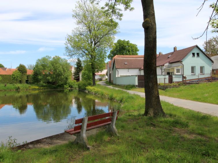 Huis 3-kamers. Ruim, gezellig ingericht: woonkamer met 2 divanbedden en TV. 1 kamer met 2 bedden, 1 2-pers bed en TV. 1 kamer met 1 bed, 1 2-pers bed en TV. Keuken (4-pits kookplaat, oven, waterkoker,..