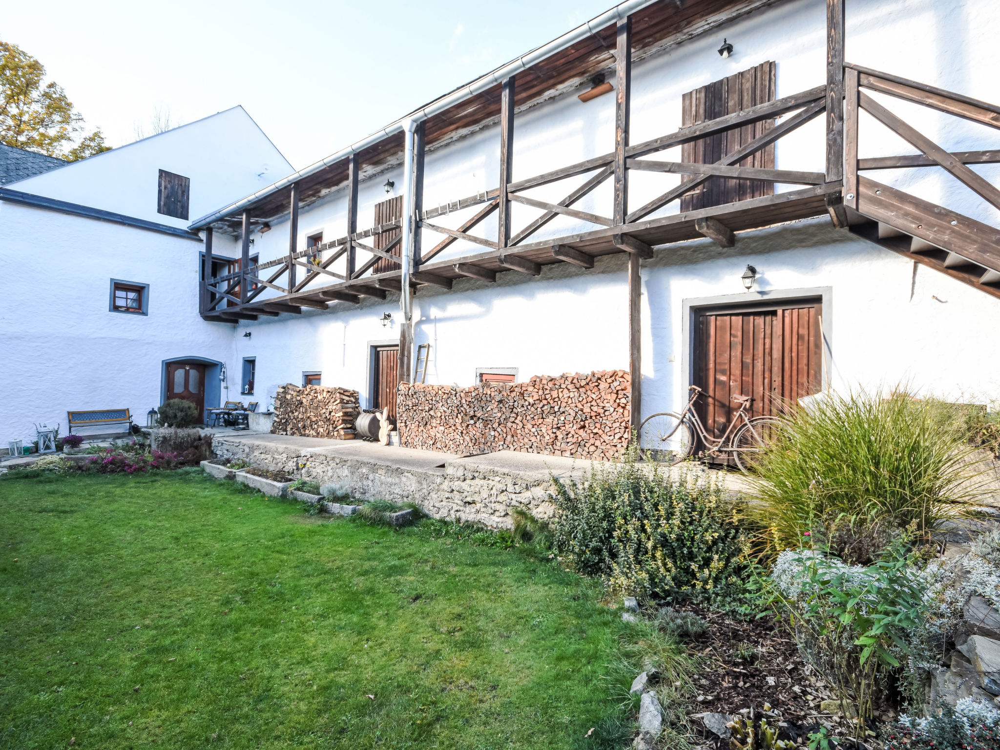 Relax in Farmhouse-Outside