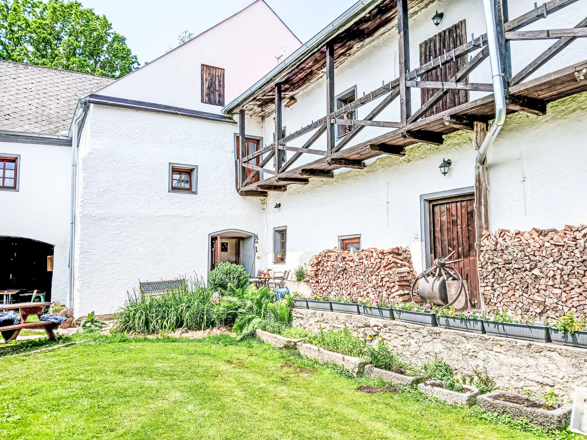 Spacious in Farmhouse-Outside