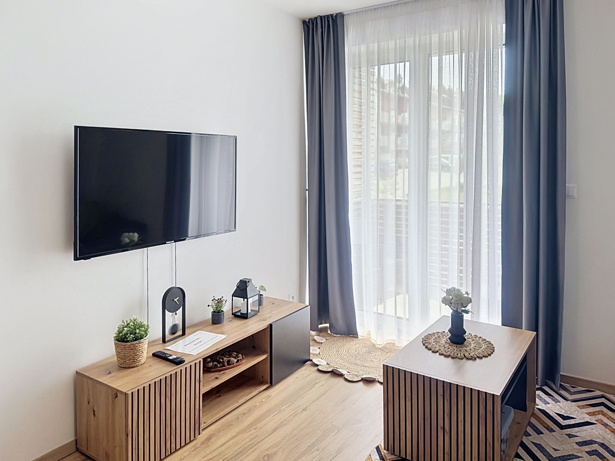 Appartement 2-kamers op de begane grond. Zeer comfortabel en mooi ingericht: woon-/eetkamer met 1 2-pers divanbed en Digitale TV. 1 kamer met 1 2-pers bed. Kookhoek (afwasmachine, 2 keramische glas ko..