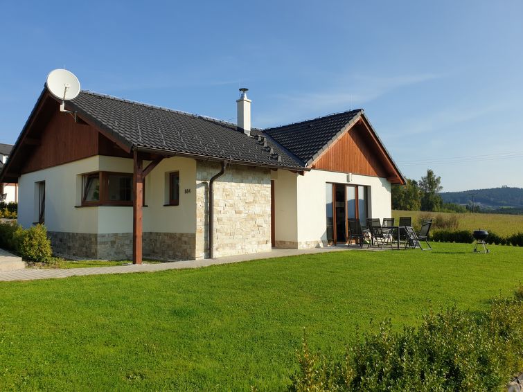 Bungalow 4-kamers 85 m2. Ruim, gezellig ingericht: woonkamer met 1 divanbed en zwedenkachel. 1 kamer met 1 2-pers bed. 1 kamer met 1 2-pers bed. 1 kamer met 2 bedden. Kookhoek (afwasmachine, 4 keramis..